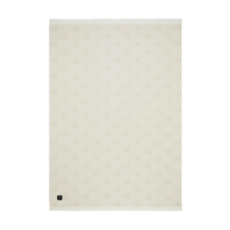 Die Kollektion EDEUM besteht aus garngefärbten Jacquarddecken mit Federmuster und kurzen Fransen. Die natürliche Cremefarbe dieses Überwurfs verleiht dem Stück Eleganz und spiegelt die Ruhe der Natur wider.