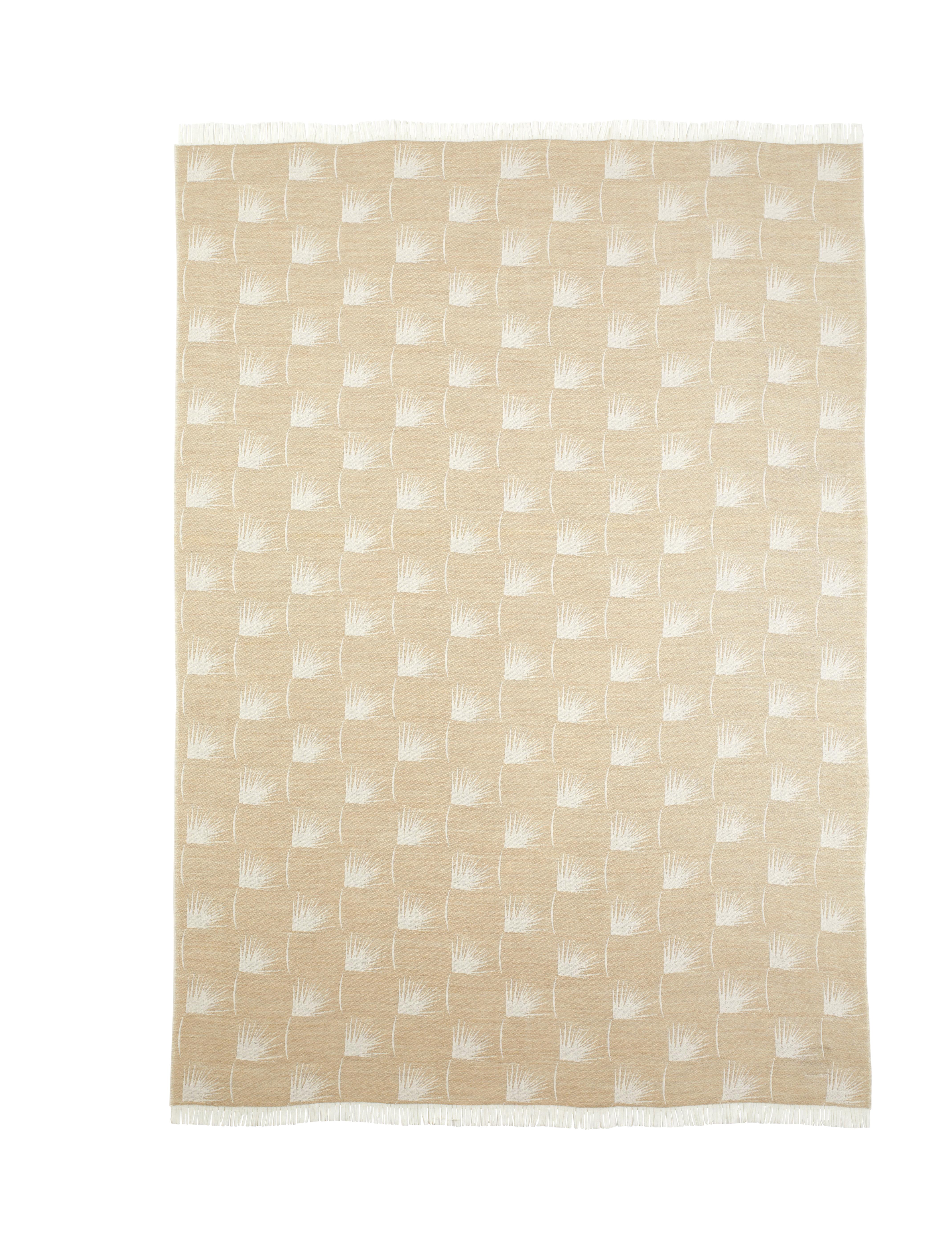 La collezione EDEUM è composta da lanci jacquard tinti in filo con motivi a pennacchio e frange corte. Questa coperta è di colore beige con un motivo bianco a contrasto che conferisce eleganza al pezzo e riflette la tranquillità della natura.