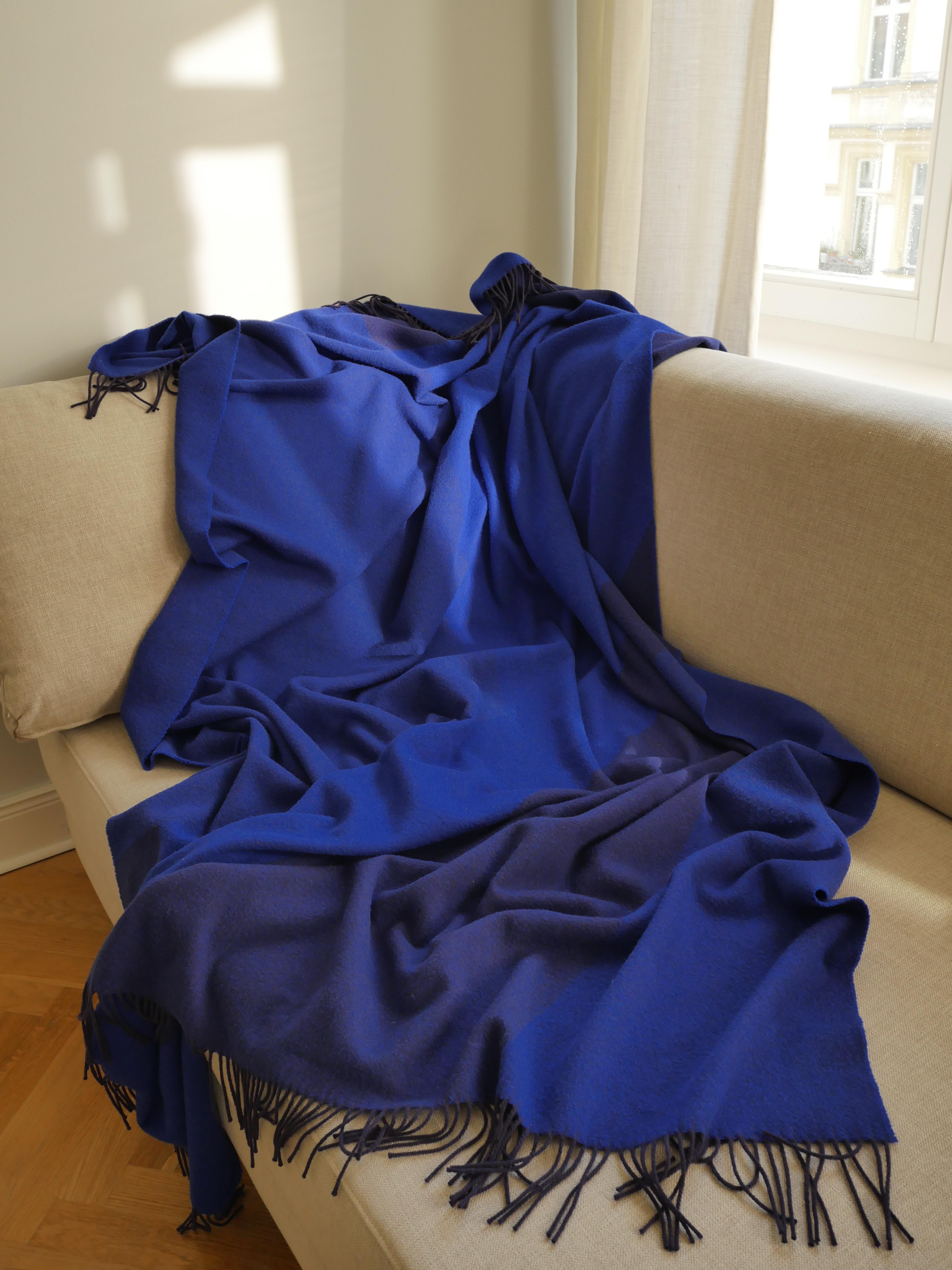 Throw Blanket Geometrisch Blau gewebt aus Merino und Kaschmir von Catharina Mende (Schottisch) im Angebot