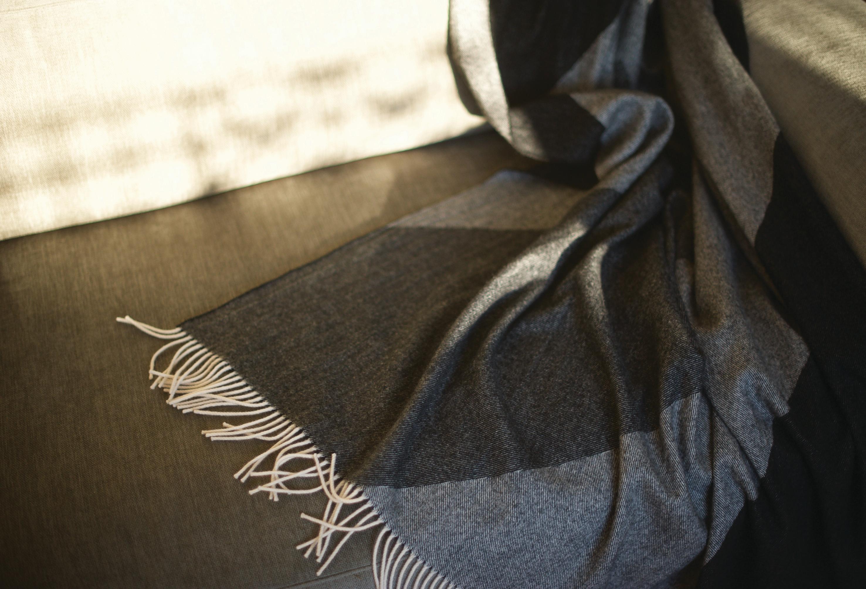 Throw Blanket Geometrisch Grau gewebt aus Merino und Kaschmir von Catharina Mende (Moderne) im Angebot