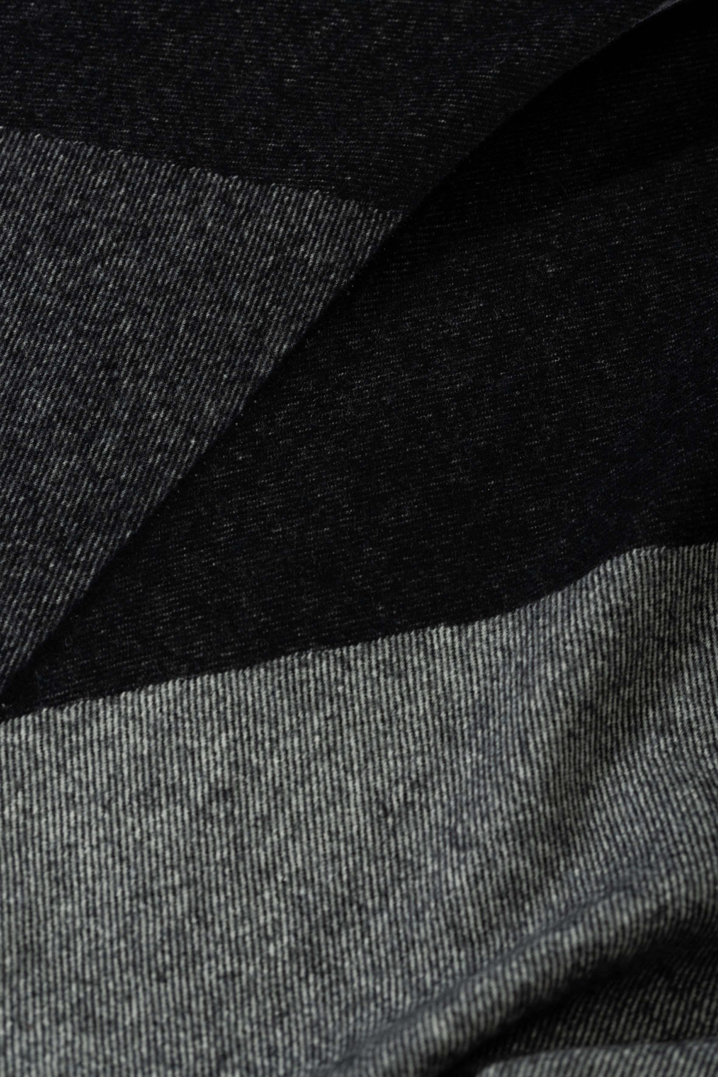 Throw Blanket Geometrisch Grau gewebt aus Merino und Kaschmir von Catharina Mende im Zustand „Neu“ im Angebot in Berlin, DE