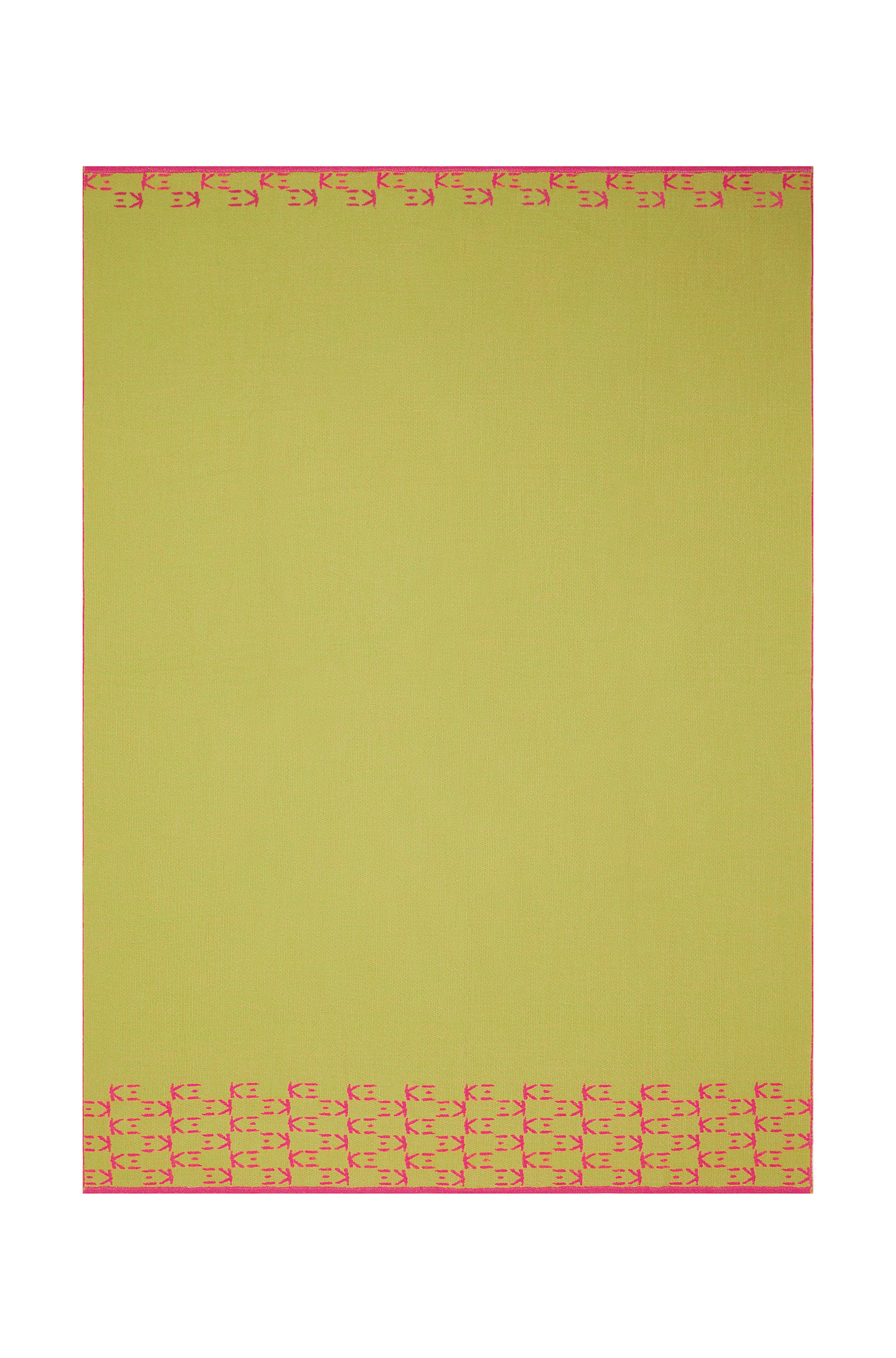 This is a yarn-dyed jacquard throw in a vibrant green colour adorned with a stylish pink K三 relief monogram and border.