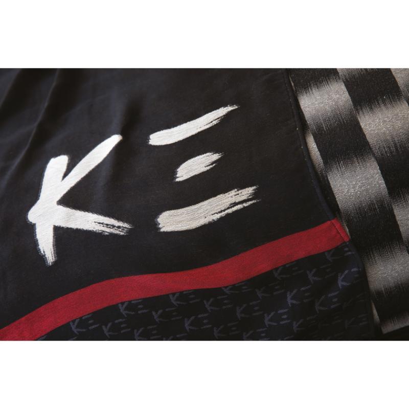 Esta colcha ligera es de un intenso color negro adornado con un motivo japonés Kintsugi y un monograma K三. El proceso Kintsugi simboliza la resistencia y el rejuvenecimiento.
