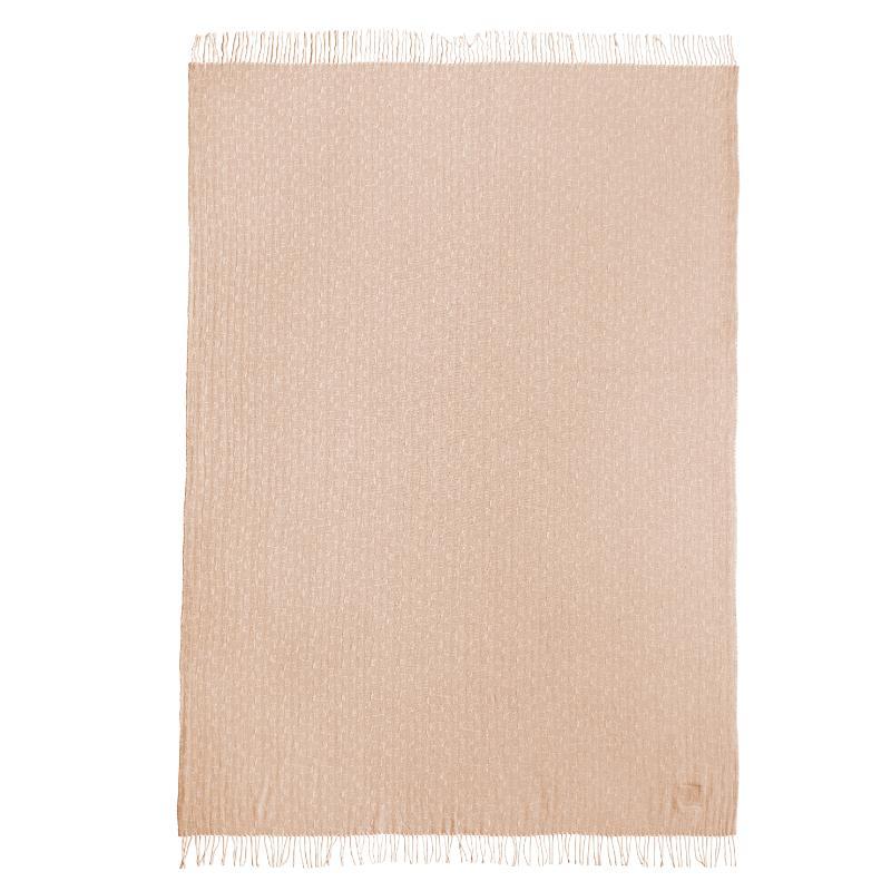 La collection KOKO est composée de jetés en jacquard teintés en fil avec des ton sur ton.
 franges et un motif de monogramme K三. Ce plaid est d'une couleur rose pastel qui donne une impression de rêve et de sophistication.