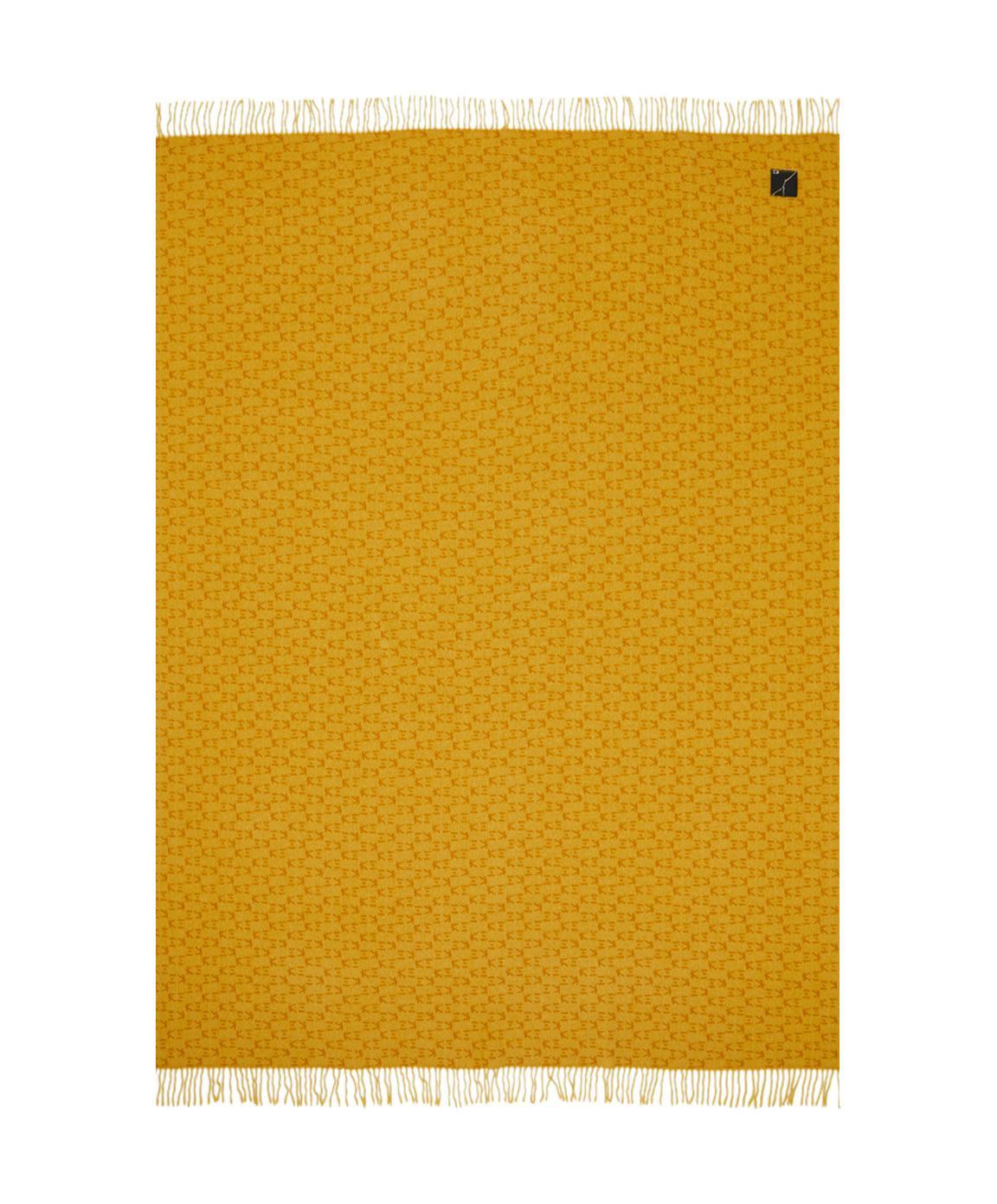 La colección KOKO se compone de mantas de jacquard teñidas en hilo con tonos sobre tonos
 flecos y un monograma K三. Esta manta es de un intenso color dorado con un toque sofisticado y elegante.