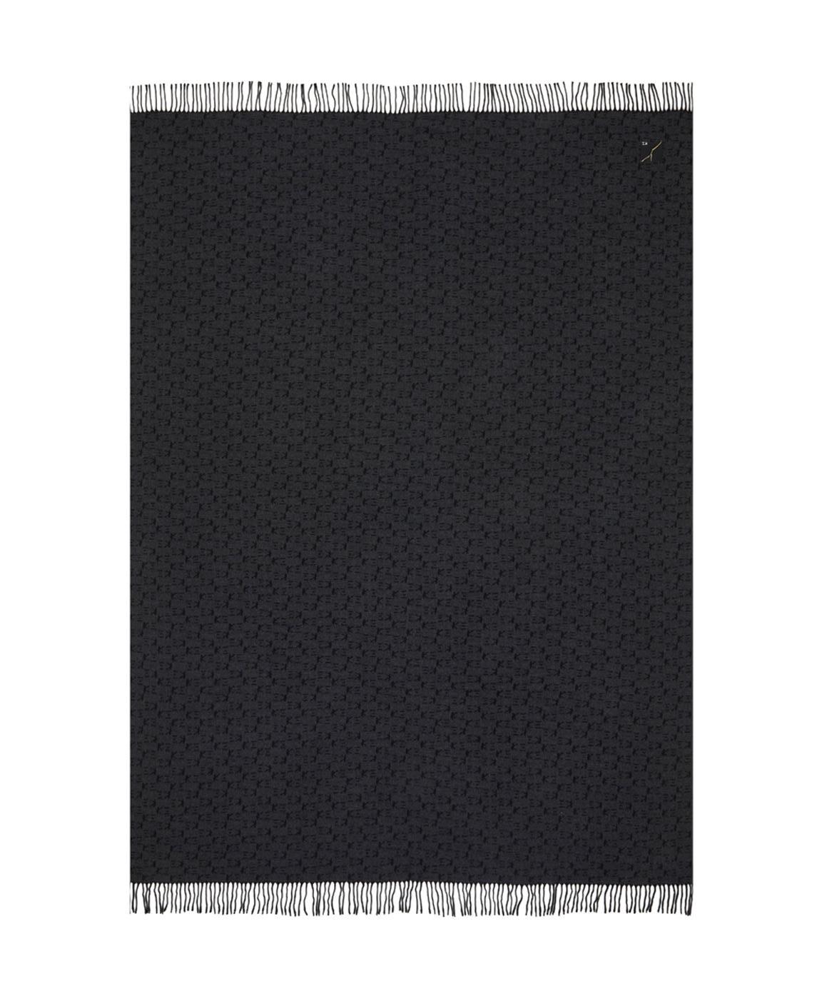 La colección KOKO se compone de mantas de jacquard teñidas en hilo con tonos sobre tonos
 flecos y un monograma K三. Esta manta es de un intenso color negro con un toque elegante y solemne.