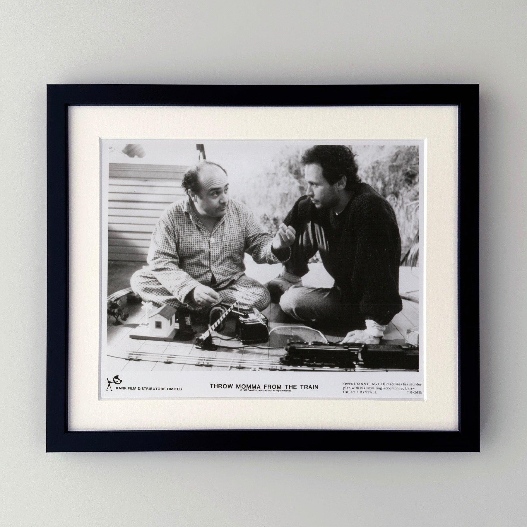 Photo publicitaire originale de 8x10 pouces pour Throw Momma from the Train (1987) avec Danny DeVito, Billy Crystal et Anne Ramsey et réalisé par Danny DeVito.

Les photos de publicité (film/production) ont été créées pour aider les studios à