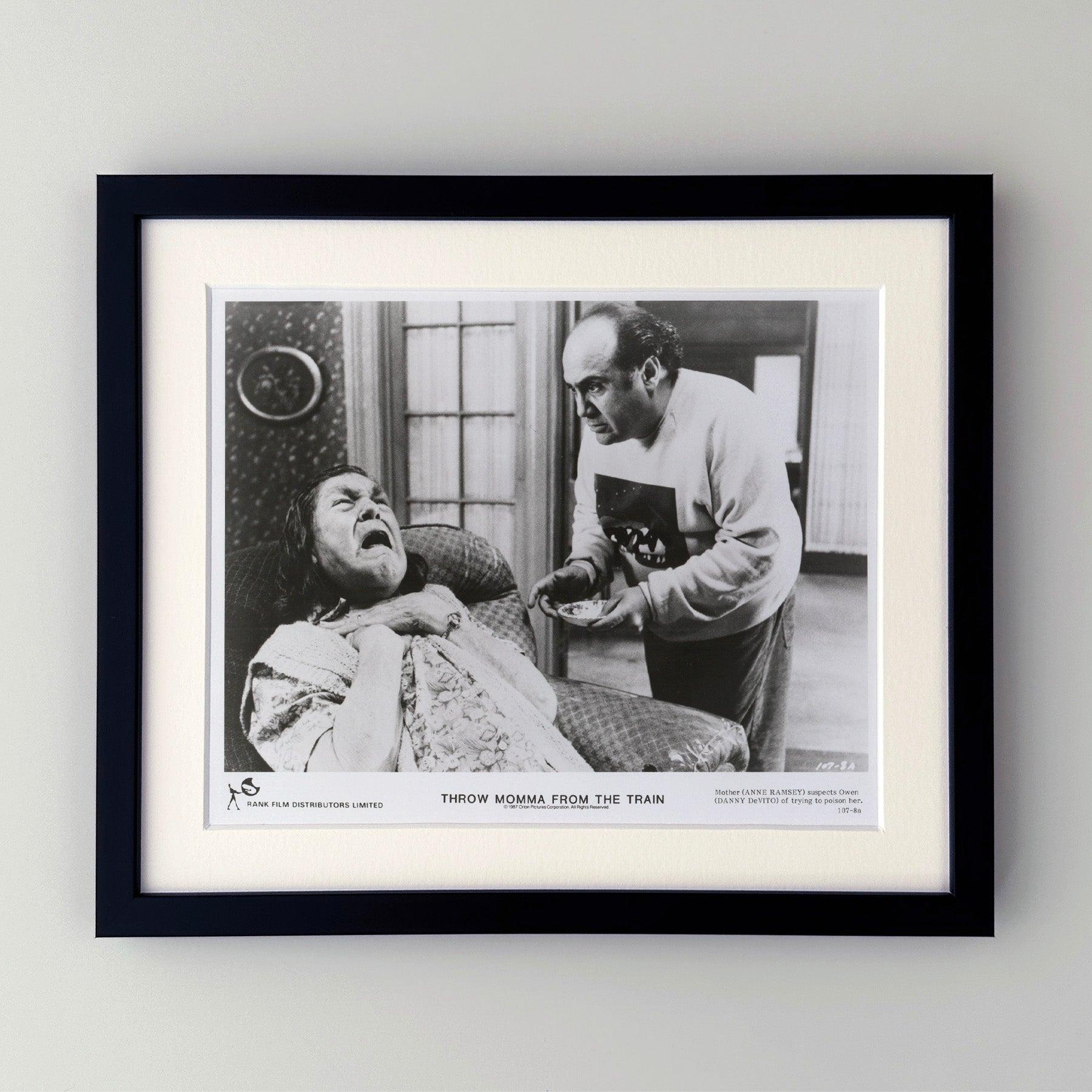 Photo publicitaire originale de 8x10 pouces pour Throw Momma from the Train (1987) avec Danny DeVito, Billy Crystal et Anne Ramsey et réalisé par Danny DeVito.

Les photos de publicité (film/production) ont été créées pour aider les studios à