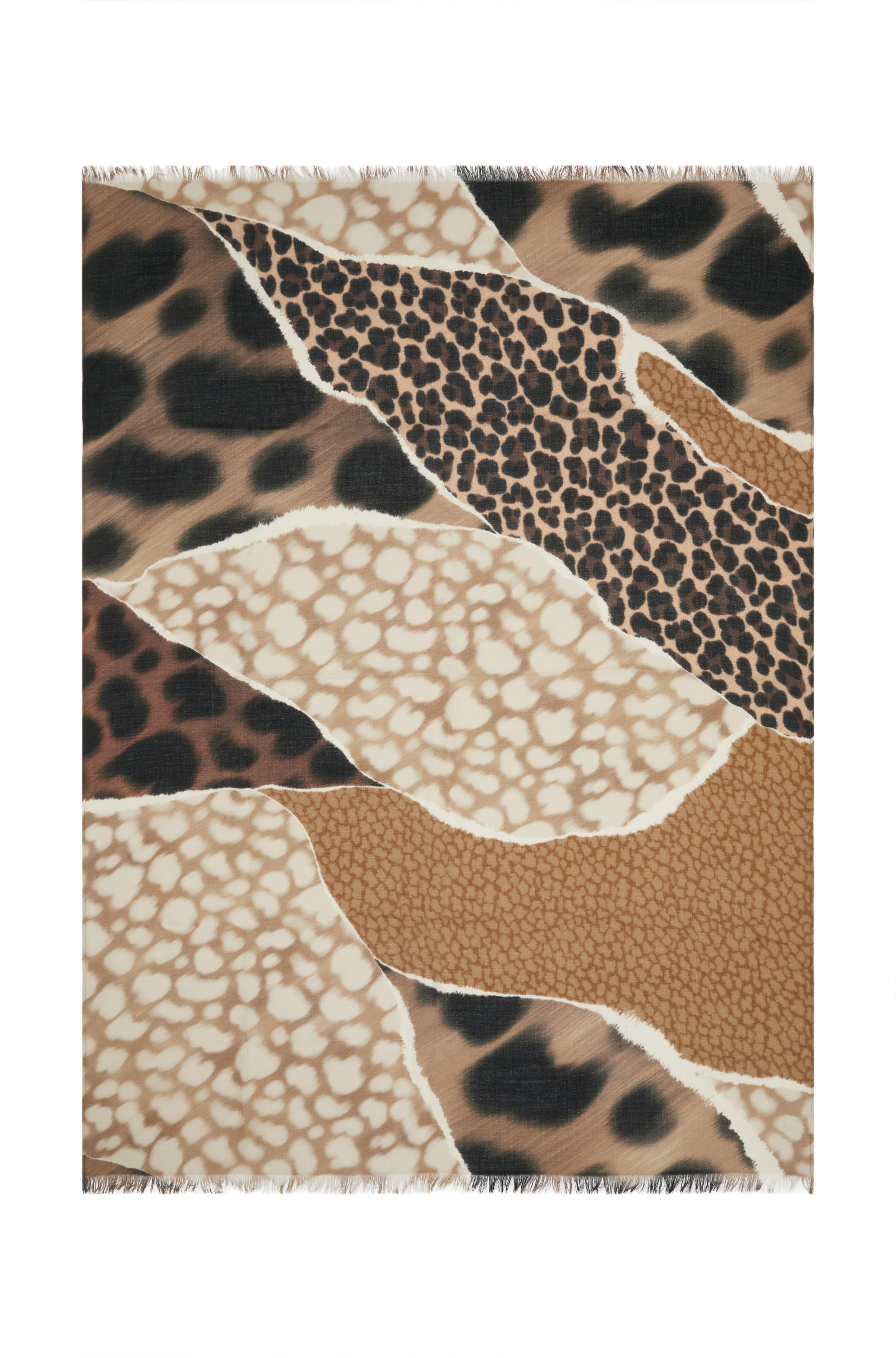 Se trata de un guaze de lana con estampado claro decorado con un collage de estampados de animales y flecos cortos. El tema animalista recuerda a la jungla y a los elementos naturales característicos de esta colección.