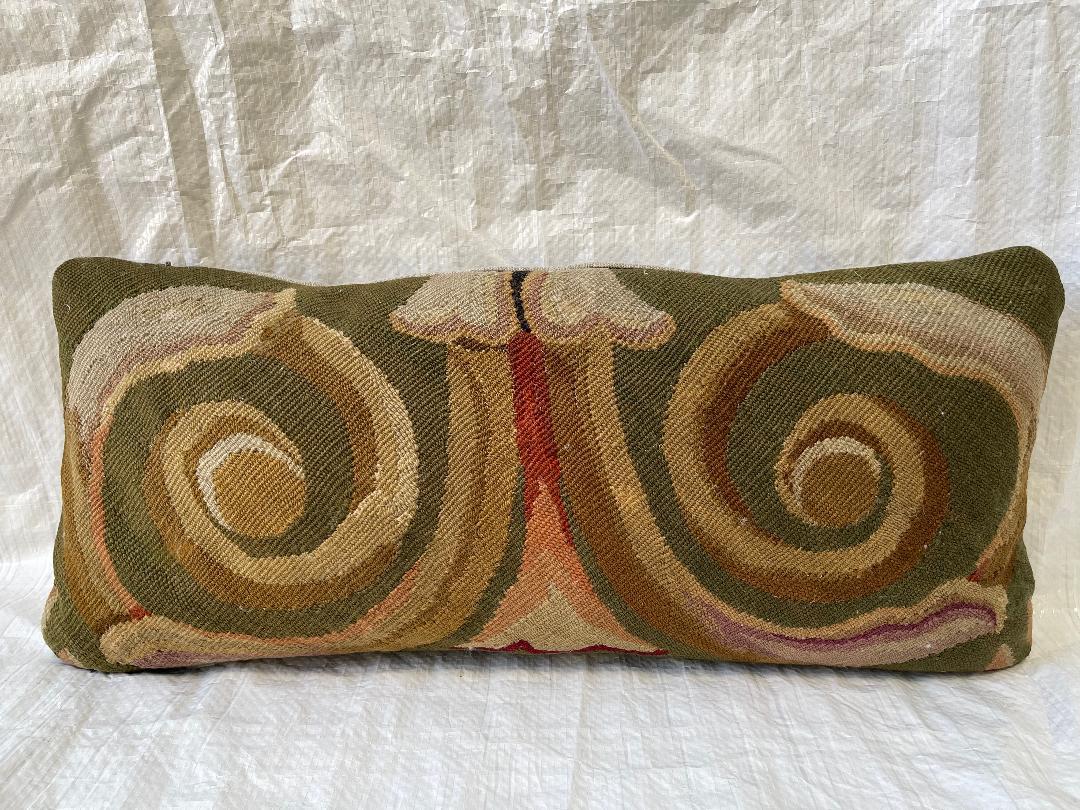 Throw Pillow Made from Mid-18th Century French Tapestry In Good Condition For Sale In Los Angeles, US