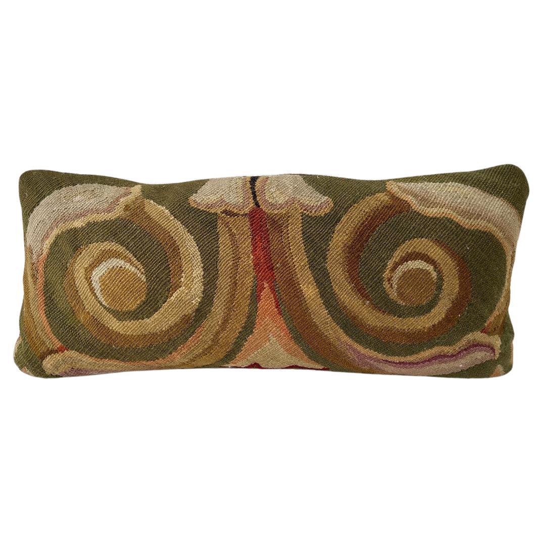 Oreiller en tissu fabriqué à partir d'une tapisserie française du milieu du XVIIIe siècle