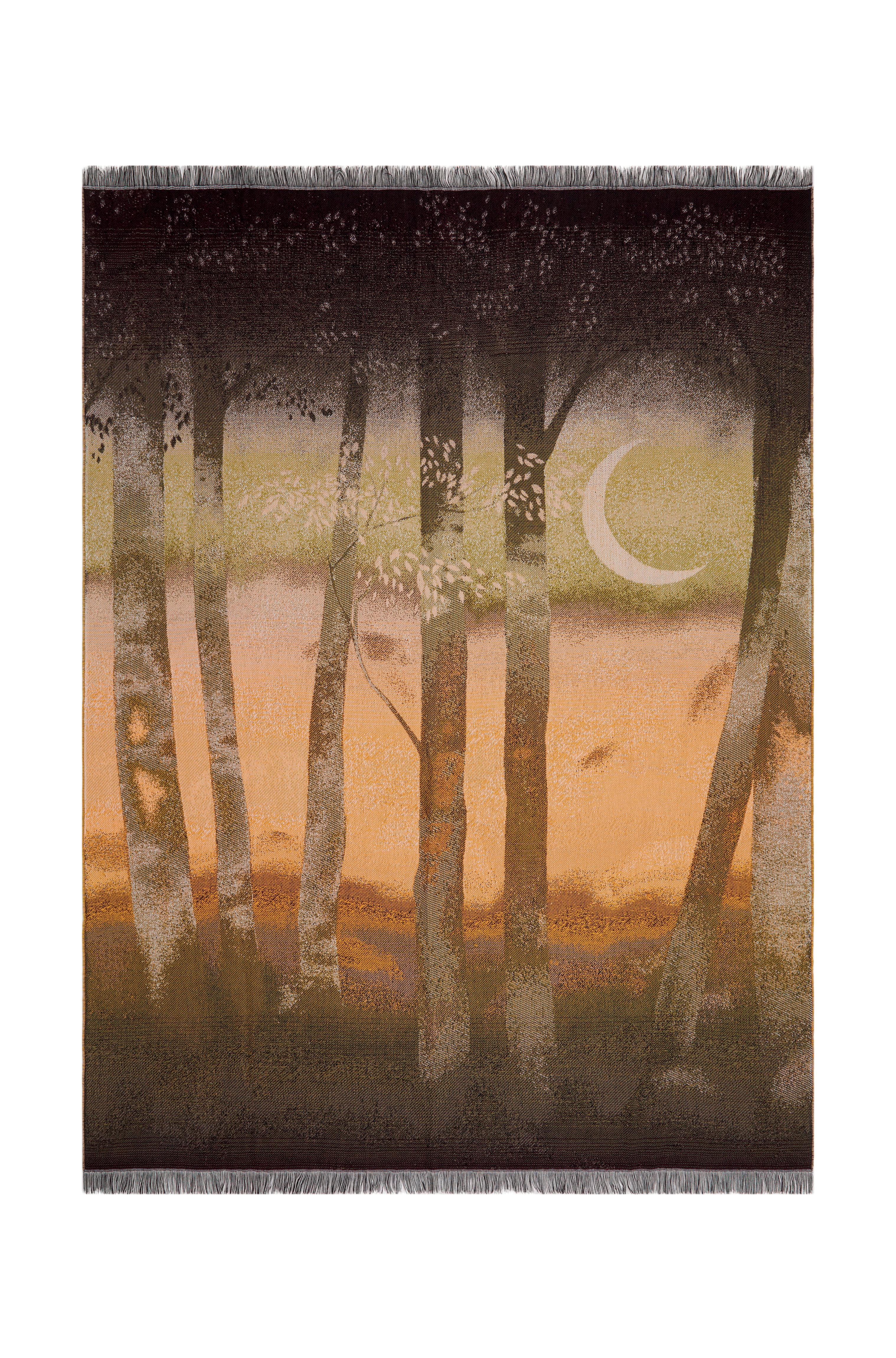 Il s'agit d'un jeté en jacquard conçu avec un élégant paysage forestier et de courtes franges. La scène de forêt rêveuse rappelle la jungle et les éléments naturels caractéristiques de cette collection.