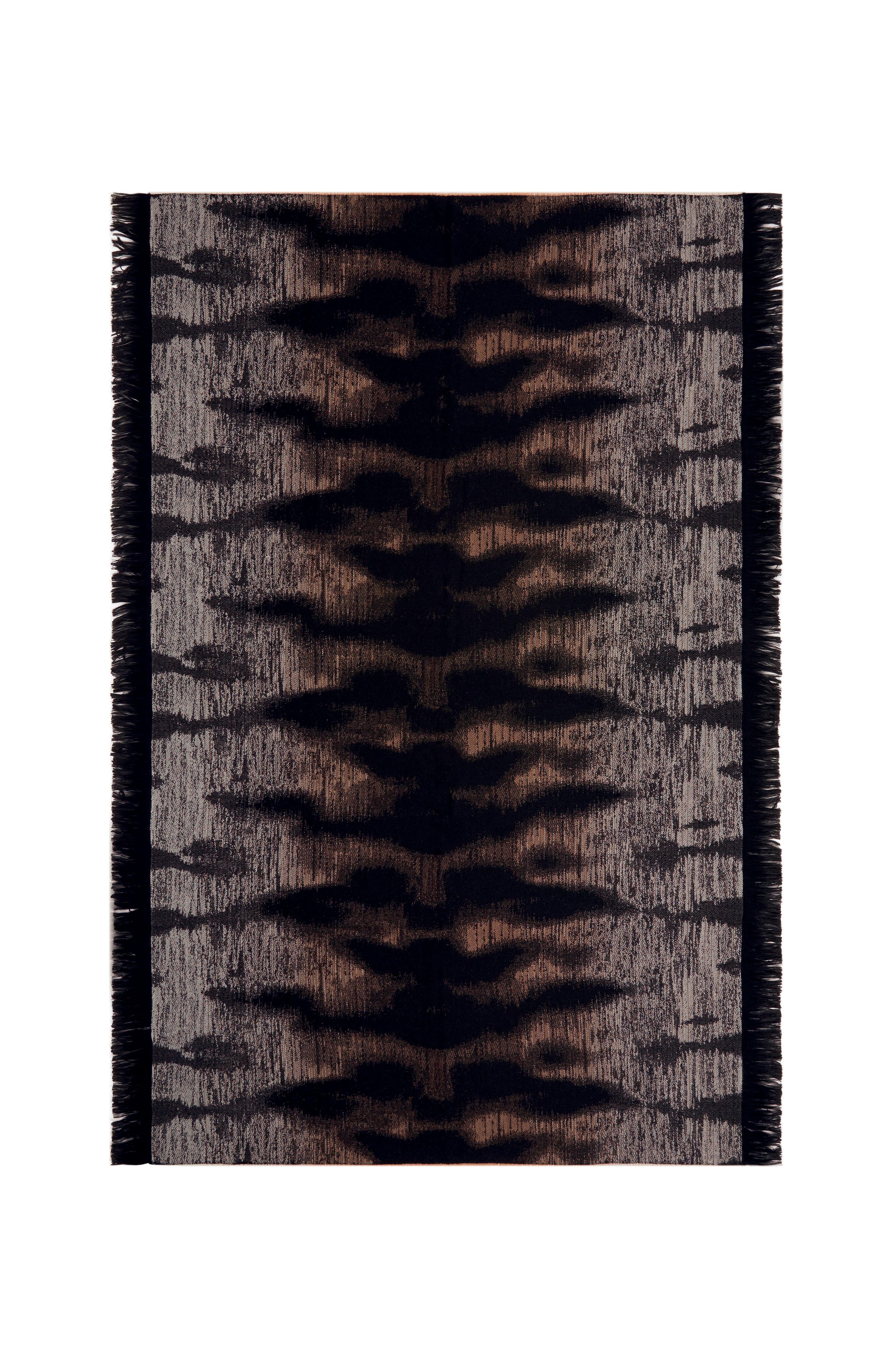 This is a jacquard throw decorated with a stunning animal print and fringes. The animalistic theme is reminiscent of the jungle and the natural elements that are characteristic of this collection.