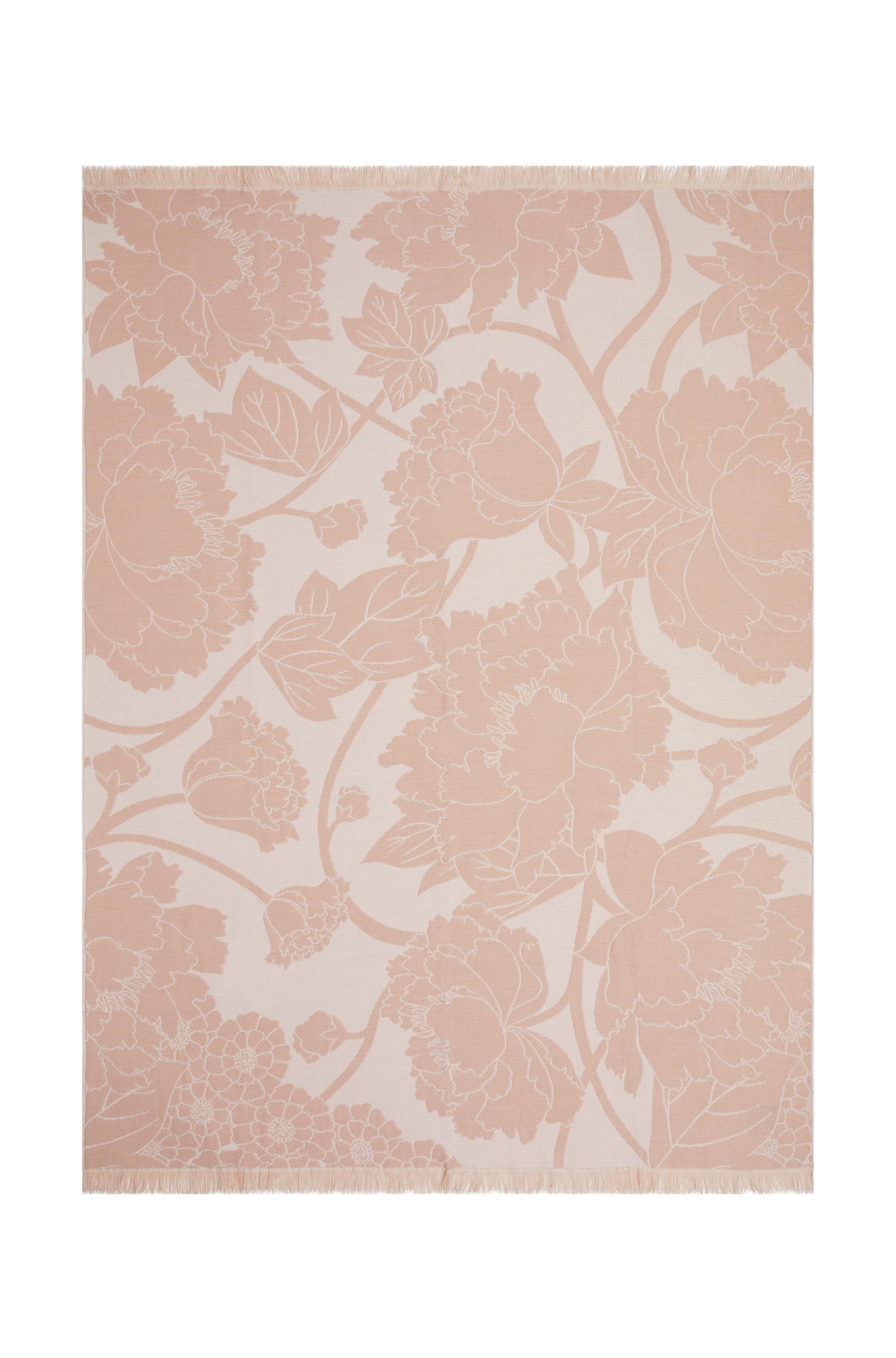 Diese cremefarbene Jacquarddecke ist mit einem Muster aus großen, eleganten Pfingstrosen und kurzen Fransen verziert. Die Pfingstrose ist ein japanisches Glückssymbol.