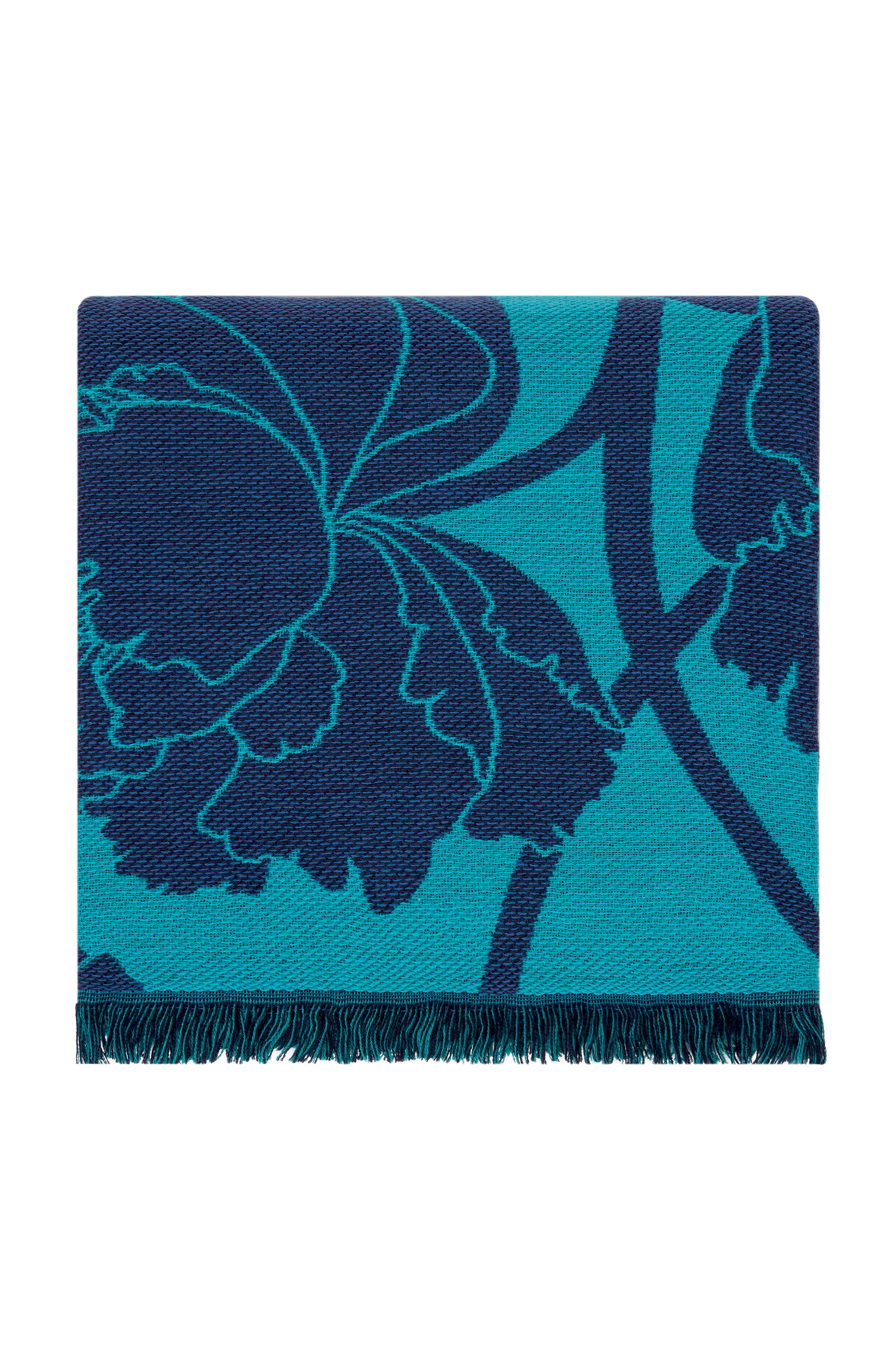Ce jeté en jacquard bleu riche est décoré d'un motif de grandes pivoines élégantes et de franges courtes. La pivoine est un symbole japonais de bonne fortune.