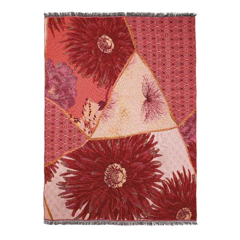 La collezione TSUGI è composta da lanci in jacquard tinti in filo con un motivo Kintsugi patchwork gigante e frange corte a contrasto. Questo vivace giaciglio rosso è delicatamente disegnato con motivi floreali a contrasto che conferiscono