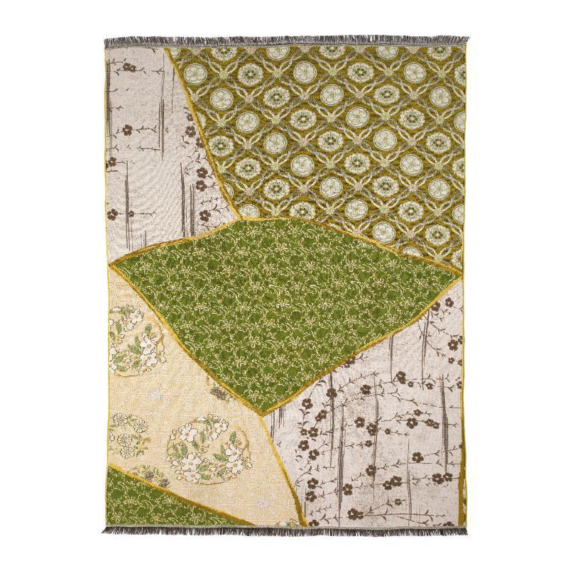 The TSUGI collection is composed of yarn-dyed jacquard throws with a giant patchwork Kintsugi pattern and contrasting short fringes. This natural-coloured throw is delicately deisgned with contrasting green and cream floral patterns reminiscent of