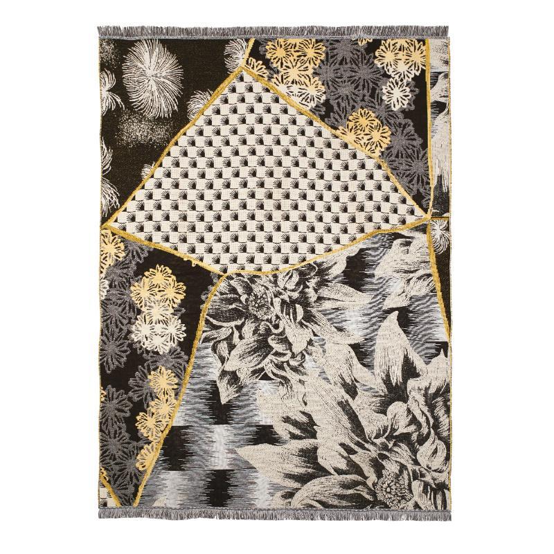 La Collection TSUGI est composée de jetés en jacquard teintés en fil avec un motif Kintsugi en patchwork géant et des franges courtes contrastées. Ce jeté noir et blanc avec des touches d'or est délicatement décoré de motifs floraux contrastés qui