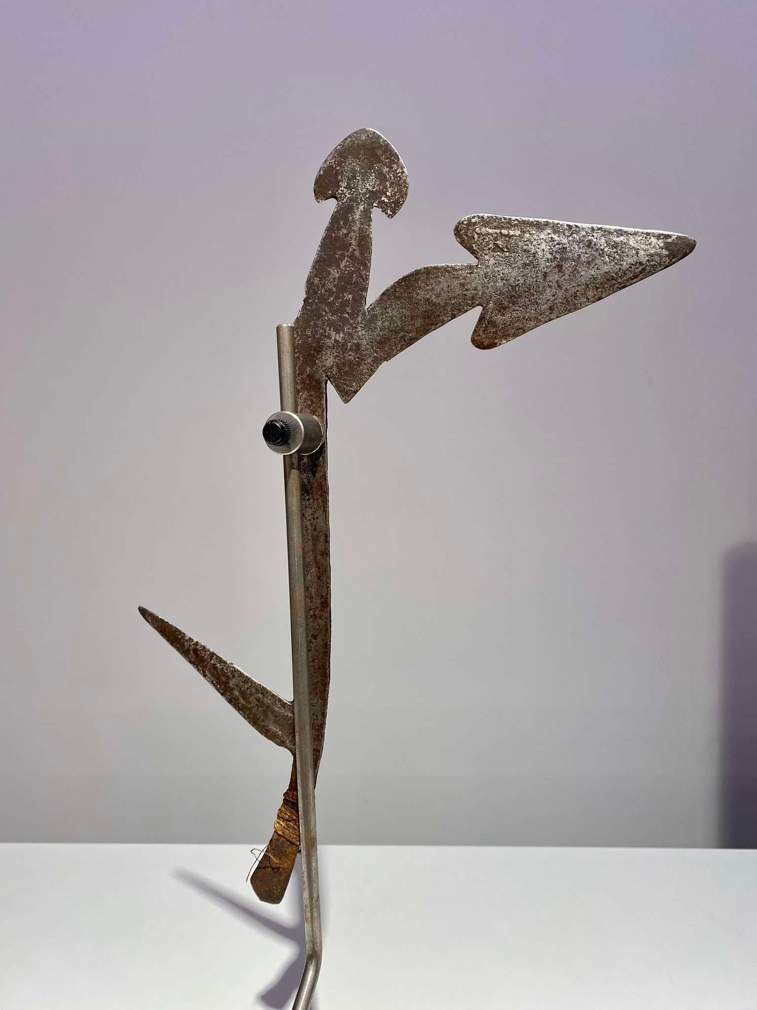 Exceptional and rare throwing knife from the YAKPA / MBUGBU / BANDA people
Ethnic group: YAKPA / MBUGBU / BANDA
Region: Central African Republic / DR CONGO
Length = 39 cm
Period: 19th century-1900
Very good condition