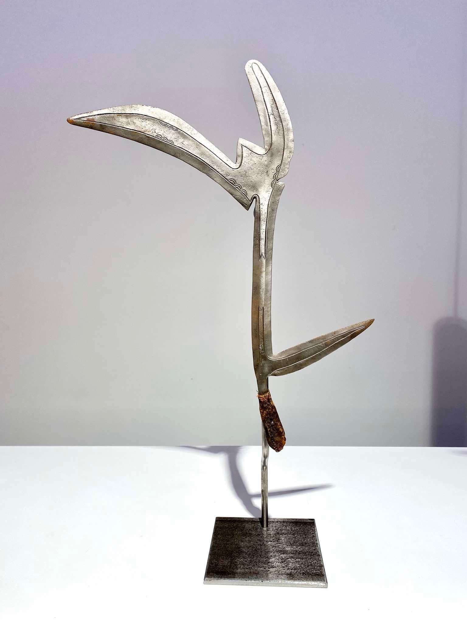 Exceptional and rare throwing knife from the MBUGBU / BANDA people
Region: Central African Republic / DR CONGO
Length = 40 cm
Period: 19th century-1900
Perfect condition

A superb and rare museum quality throwing blade from the Mbugbu / Banda tribes