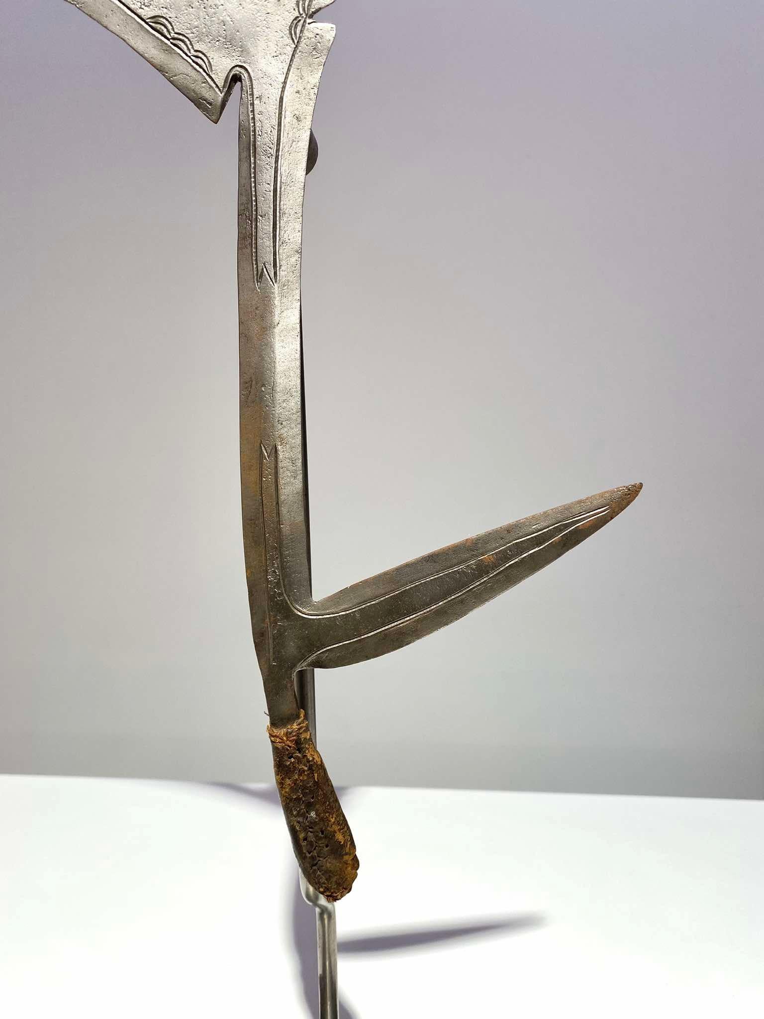 Throwing Knife Of The Banda Yakpa People Mbugbu Central Africa Congo Kipinga In Excellent Condition For Sale In Leuven, BE
