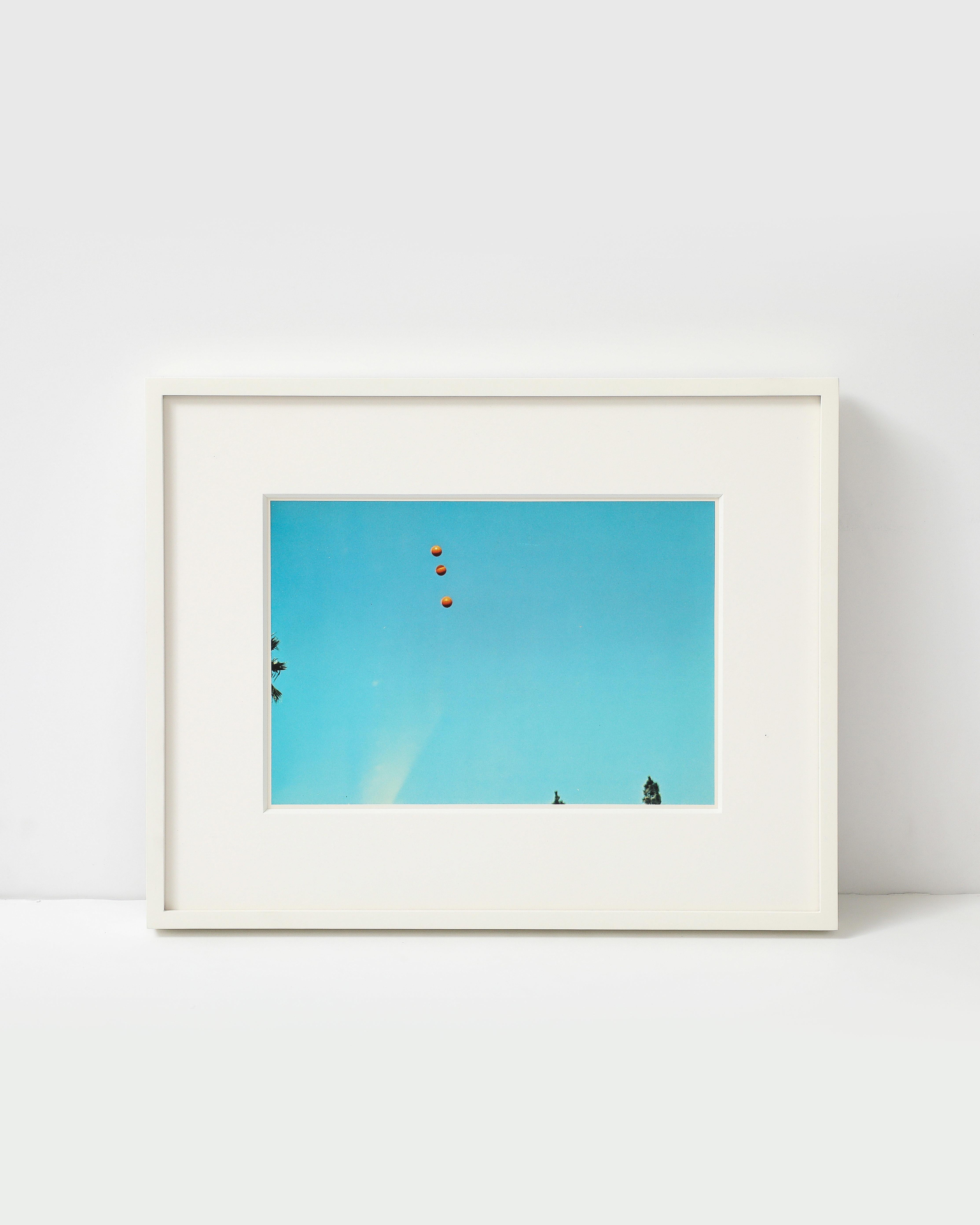 Dieses Werk von John Baldessari ist eine Sammlung ausgewählter Fotografien, die den Prozess des Werfens von drei Bällen in die Luft dokumentieren, während man versucht, identische Standbilder zu reproduzieren. Obwohl er die Absicht hatte, ähnliche