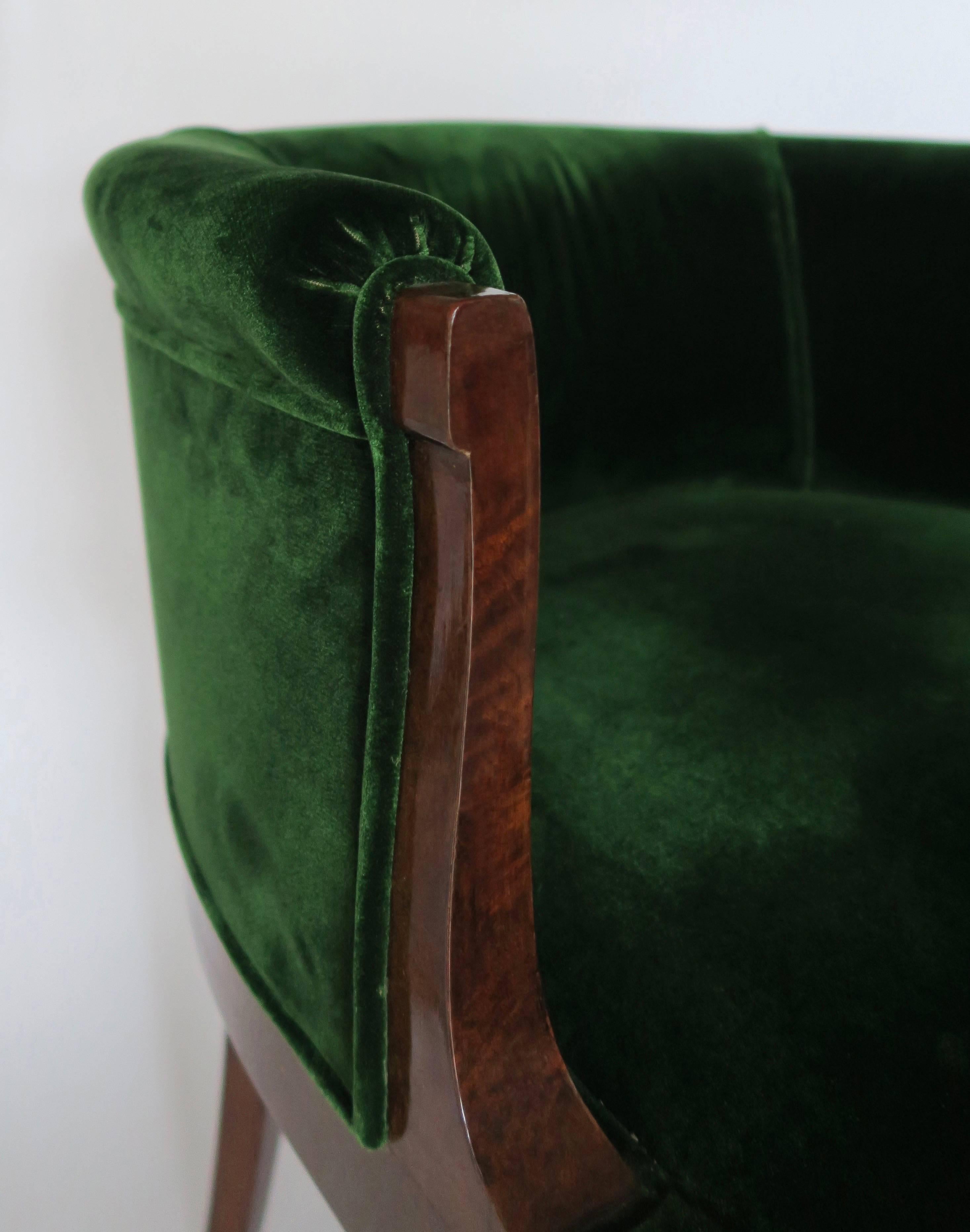 Thuja and velvet circular shaped armchair.
Faceted legs on the front with black lacquered stair-step shaped edges.
Circular shape back.
Entirely covered with magnificent dark green velvet that has beautiful light reflection.
Beautiful