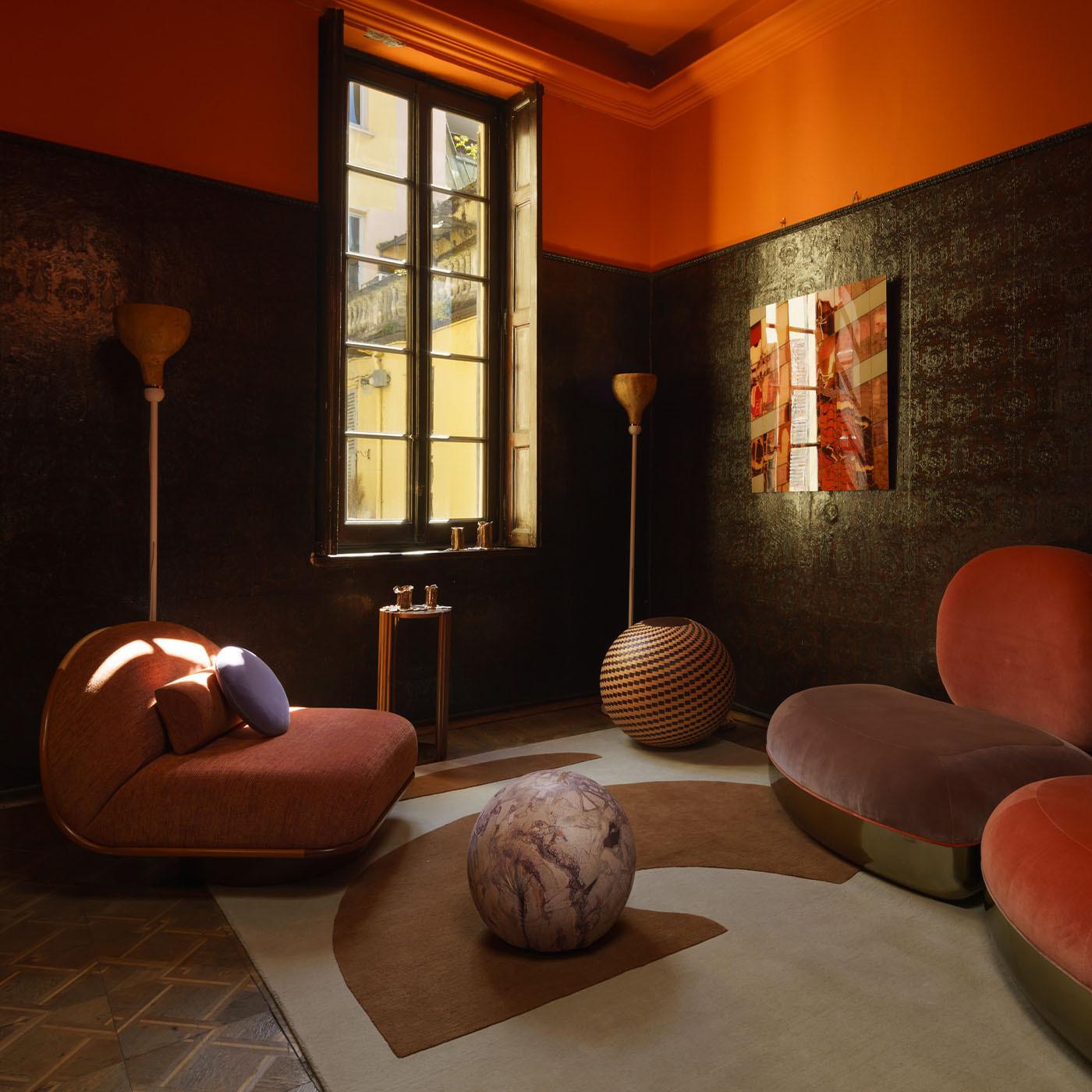 Thumb è una poltrona lounge dalle forme morbide e sinuose che interpreta il tema del comfort con finiture informali ma raffinate. La struttura portante di dimensioni generose è realizzata in legno di mogano curvato e intarsiato in acero, con