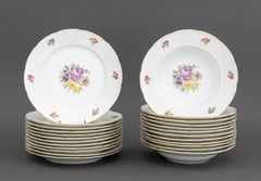 Thun Bohemia Porzellan-Geschirrset für zwölf Personen mit Blumenmotiv und vergoldetem Rand