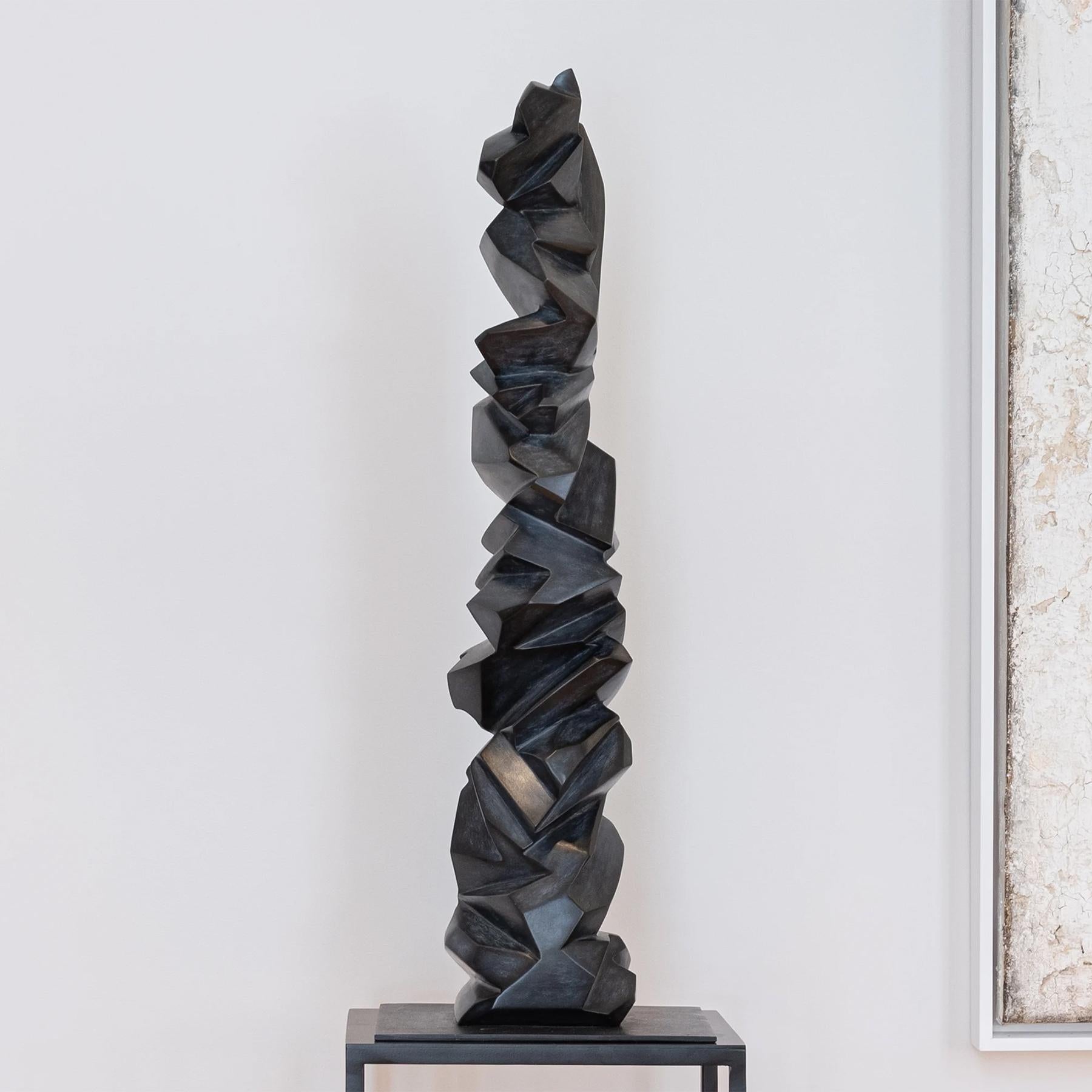 Sculpture Thunder Bronze all in blackened solid bronze.
On bronze base: L 24 x D 24 x H 0,5 cm.