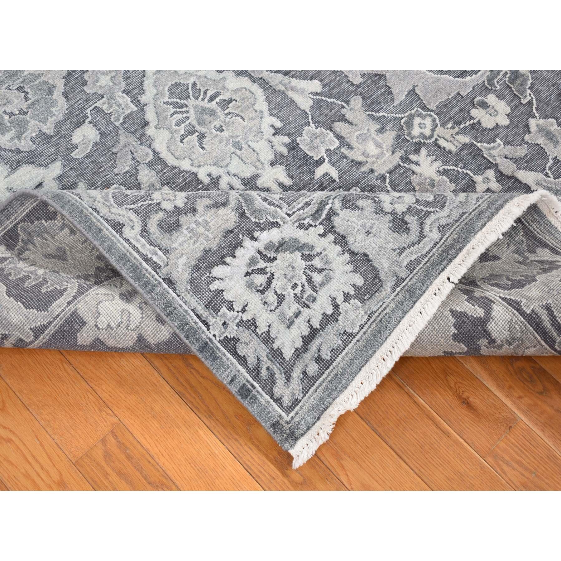 XXI secolo e contemporaneo Tappeto orientale Thunder Gray annodato a mano con influenza Oushak in seta e lana 7'9