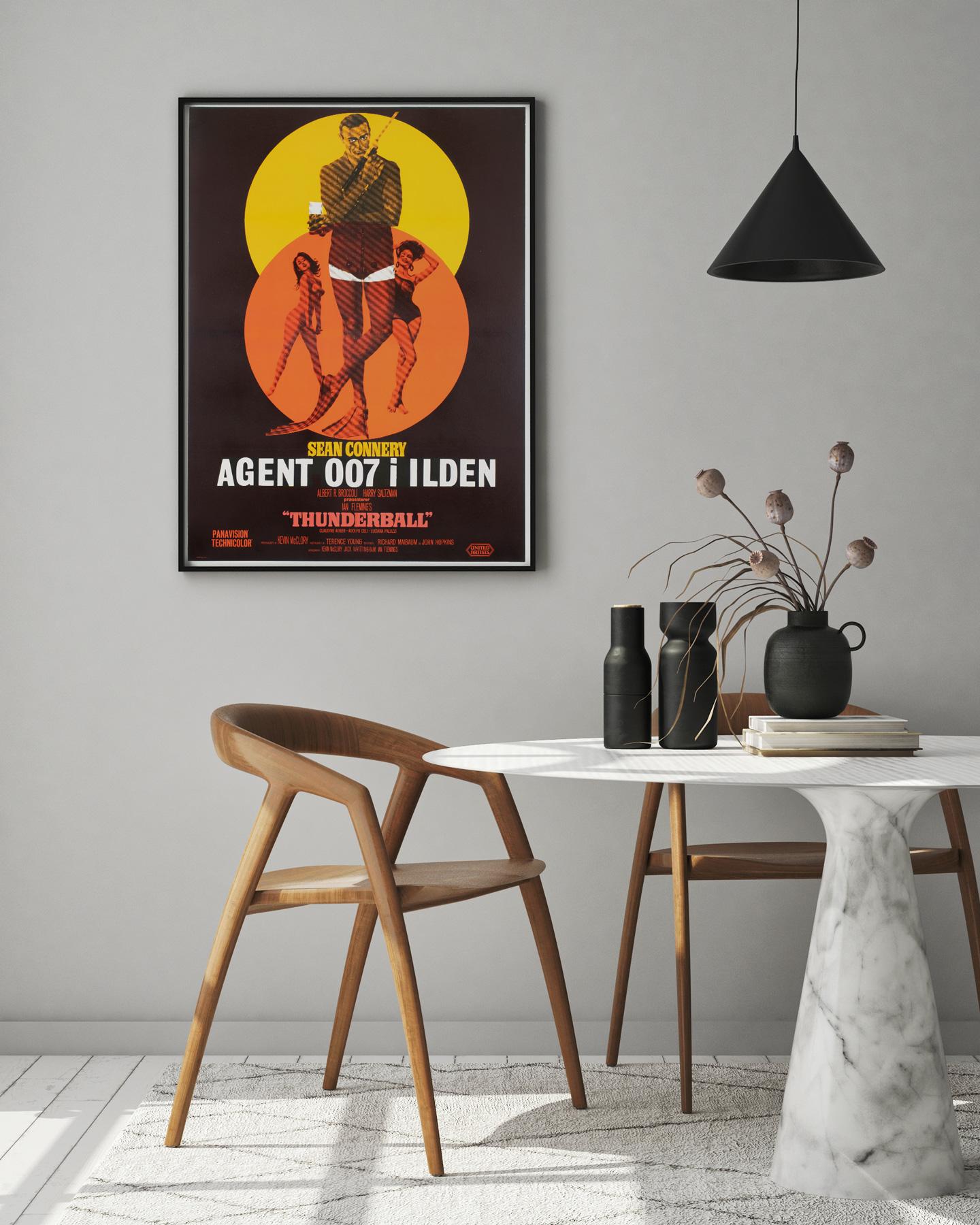 Das wunderbare dänische Filmplakat zur Erstveröffentlichung des James-Bond-Films Thunderball. Wir lieben das Design dieses Plakats, fantastische, kräftige Farben. Eines der besten Plakate zu diesem Titel und äußerst selten. 

Dieses