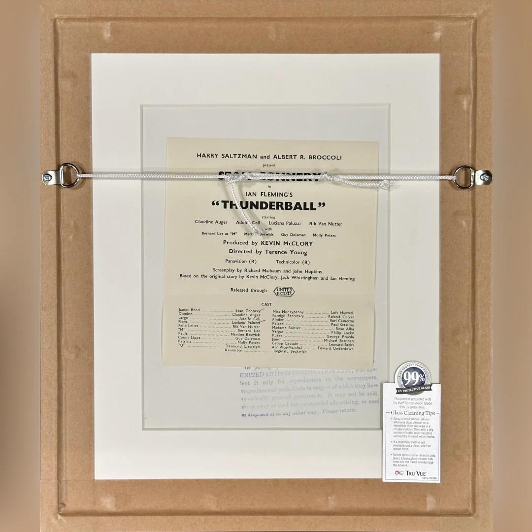Thunderball (1965) - FRAMED
Foto Standbild (8 X 10 Zoll)

Originalfotografisches Produktionsstandbild #55

Die Karte zeigt Sean Connery als den charmanten James Bond in einem intimen Moment mit Luciana Paluzzi als Fiona Volpe und ist mit einem