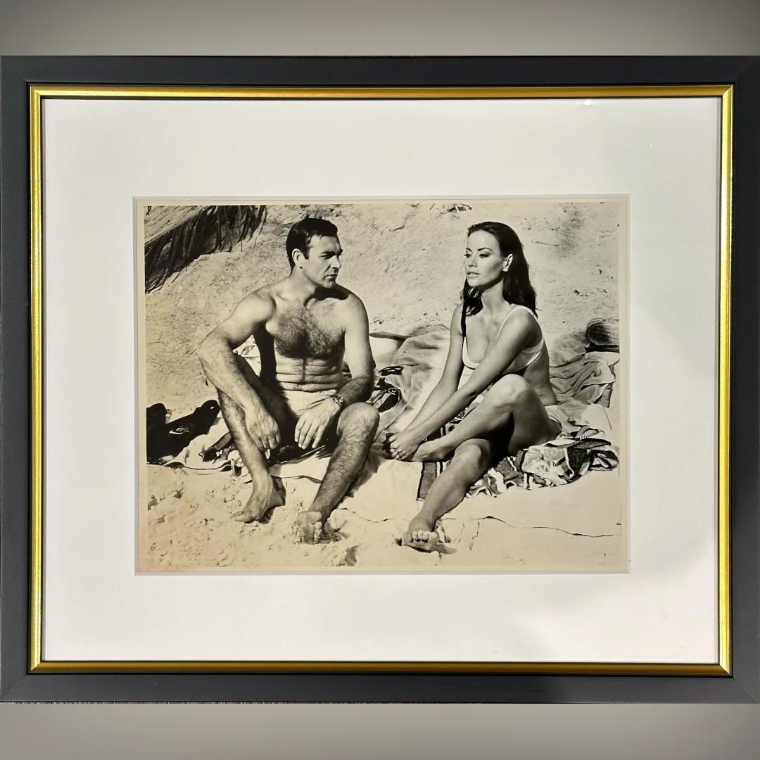 Thunderball (1965) - FRAMED
Foto Standbild (8 X 10 Zoll)

Originales britisches Schwarz-Weiß-Werbefoto von 1965 mit der Nummer T-23 für Thunderball.

Dieses Original von Thunderball zeigt Sean Connery als James Bond an einem sonnenüberfluteten
