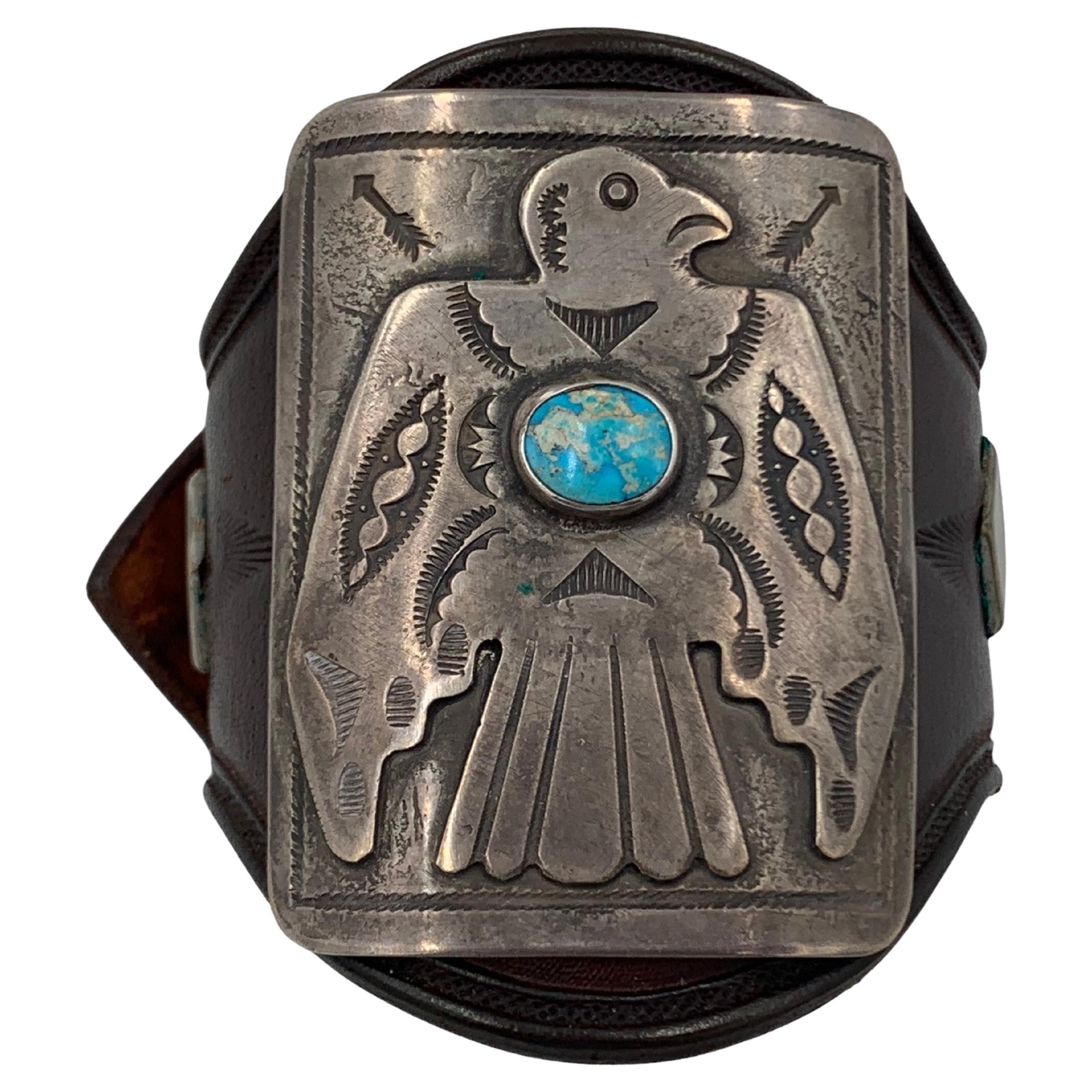 Einzigartige Ledermanschette mit einer Thunderbird-Plakette aus Sterlingsilber mit einem Türkiscabochon in der Mitte.

Maßnahmen:  2