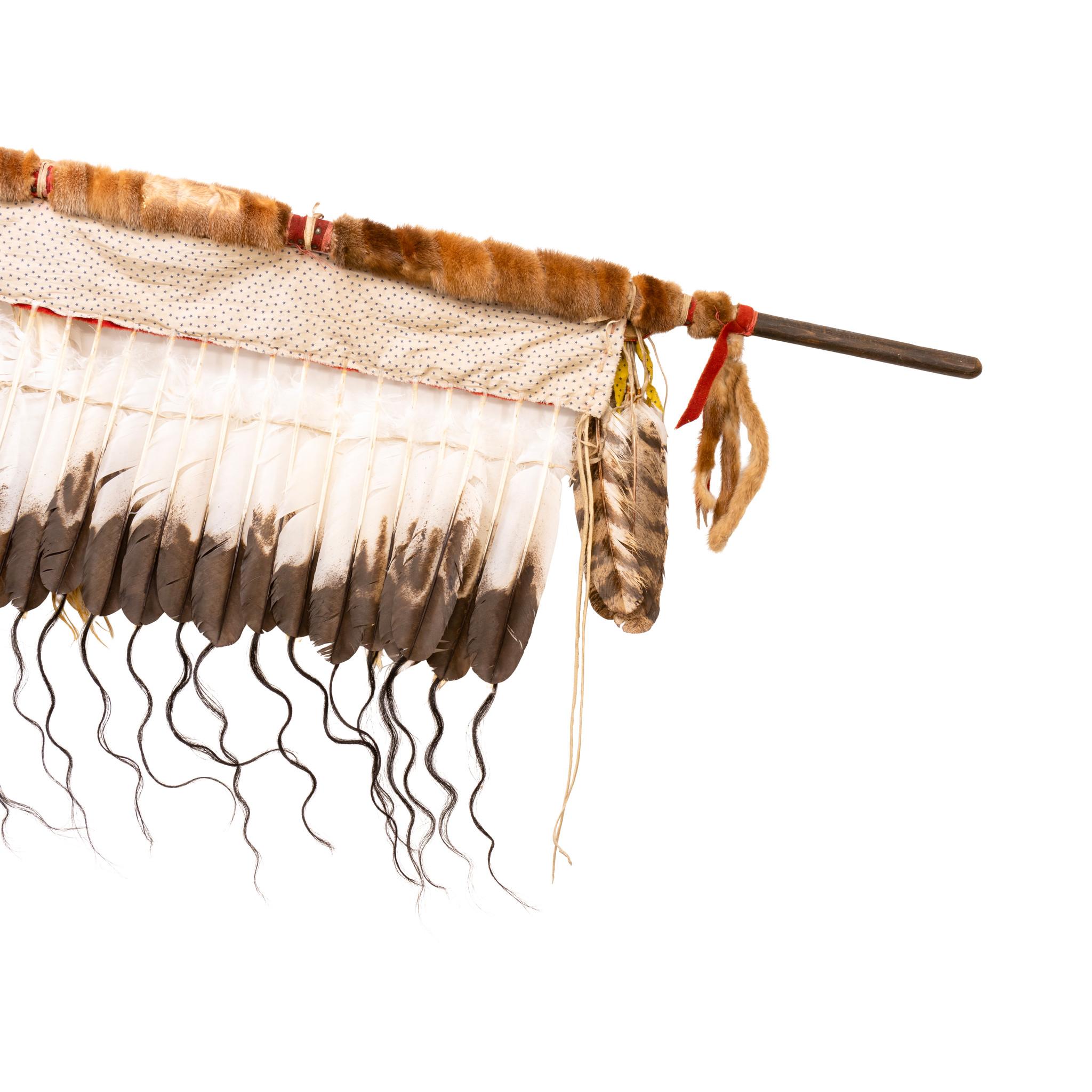 Thunderbird  Sun Lodge Lance. Avec plume, fourrure et goutte de stroud rouge. Poignée enveloppée de fourrure et agrémentée de perles. 

Après s'être engagé et avoir effectué une danse du soleil, le propriétaire de cette lance pouvait y attacher des