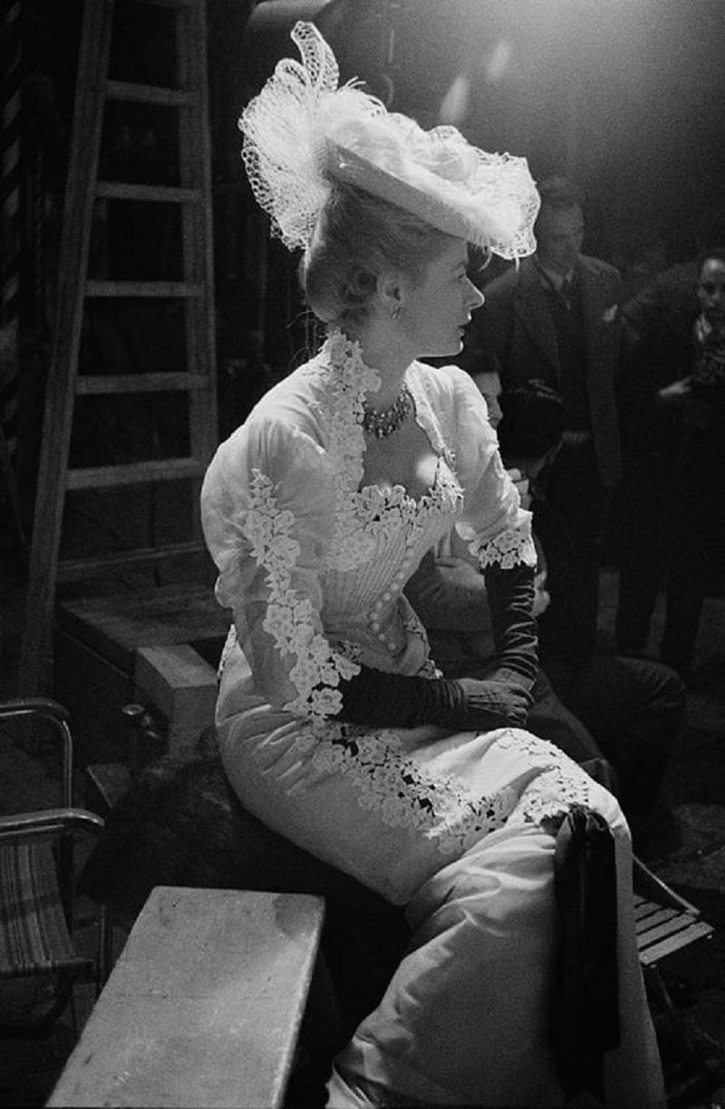 "Bergman am Set" von Thurston Hopkins

Die schwedische Bühnen- und Filmschauspielerin Ingrid Bergman (1915 - 1982) in historischem Kostüm bei den Dreharbeiten zu "Elena Et Les Hommes" (auch bekannt als "Paris Does Strange Things") unter der Regie