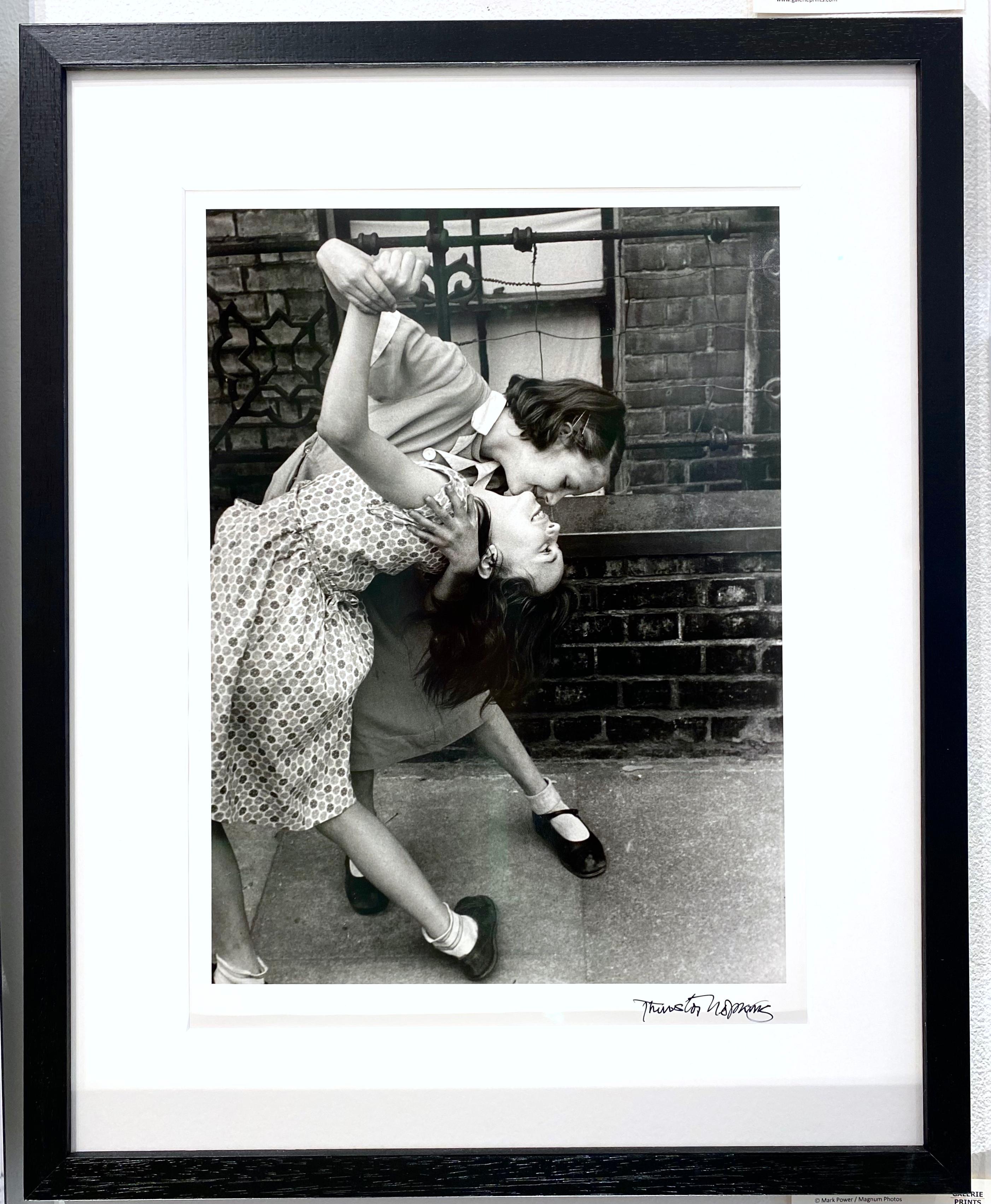 Dancing in the Street (gerahmt) – Photograph von Thurston Hopkins