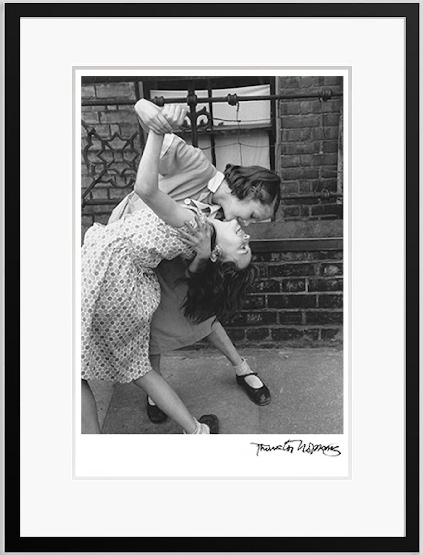 Thurston Hopkins Black and White Photograph – Dancing in the Street (gerahmt)