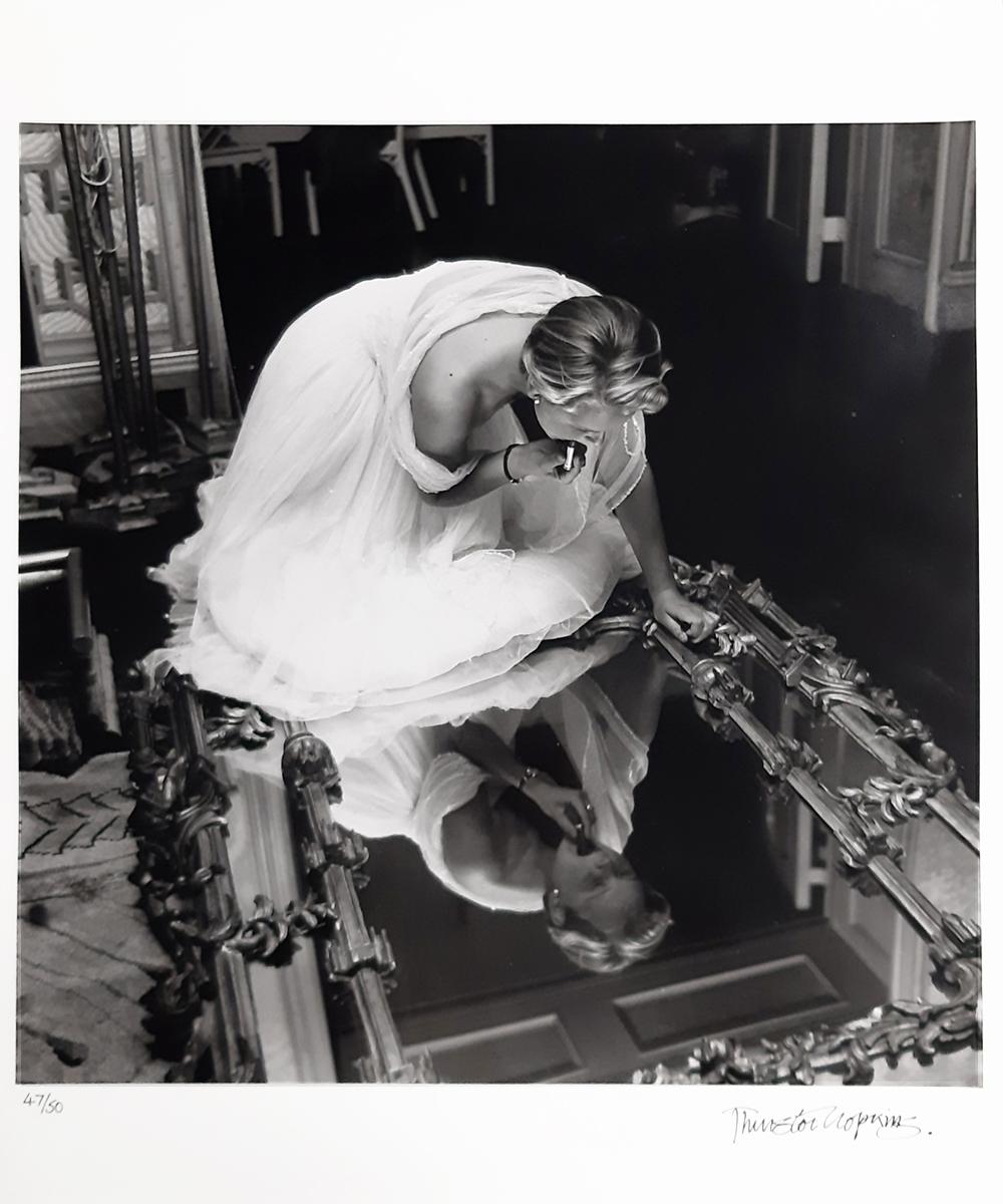 Black and White Photograph di Thurston Hopkins - Specchio per il trucco, stampa firmata in edizione limitata