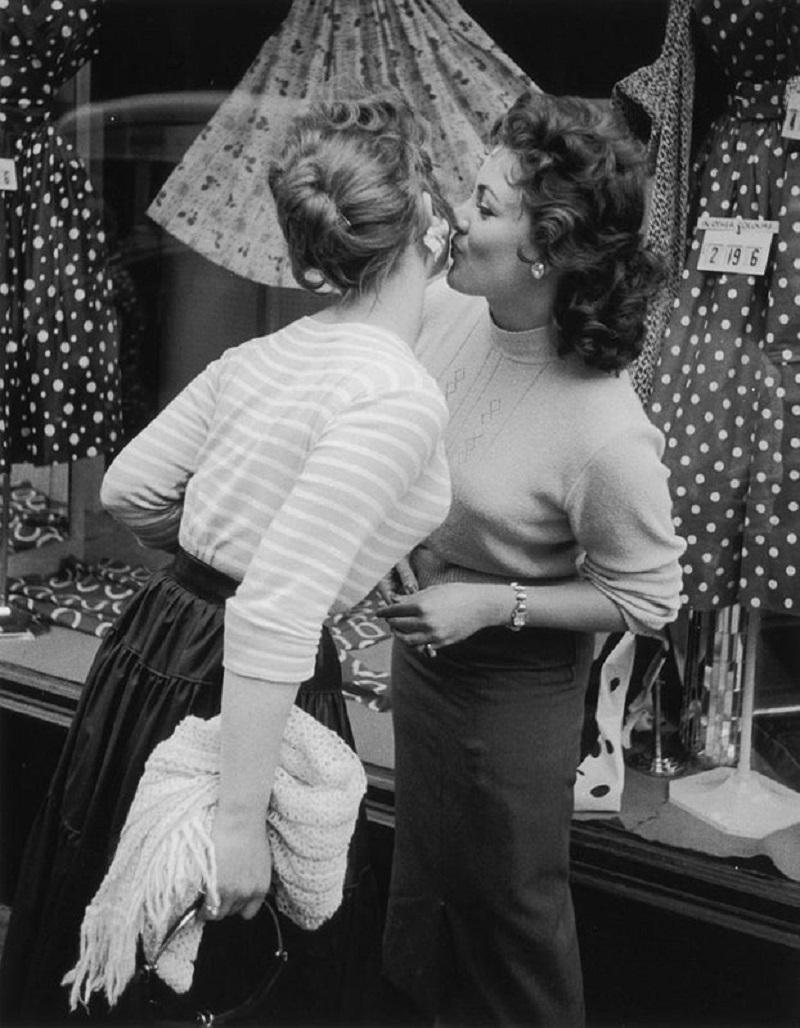 "Königin von Soho" von Thurston Hopkins

Das Model Andria Loran (rechts) begrüßt eine Freundin, 21. Juli 1956. Loran arbeitet in Soho, London, als Model und wurde von den Einwohnern zur "Königin von Soho" gewählt.

Ungerahmt
Papierformat: 40" x 30''