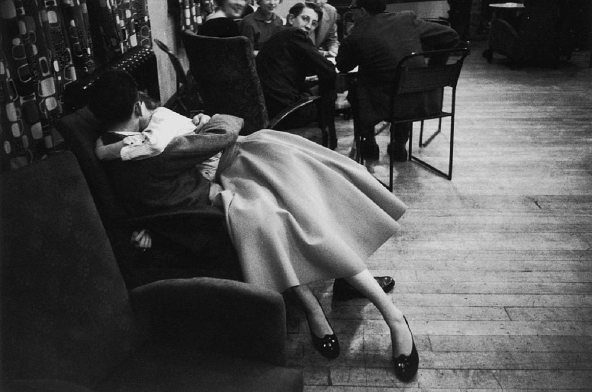 "Einen Stuhl teilen" von Thurston Hopkins

12. Februar 1955: Ein junges Paar lernt sich auf dem Studentenball der Manchester University kennen.

Ungerahmt
Papierformat: 20" x 30'' (Zoll)
Gedruckt 2022 
Silbergelatine-Faserdruck