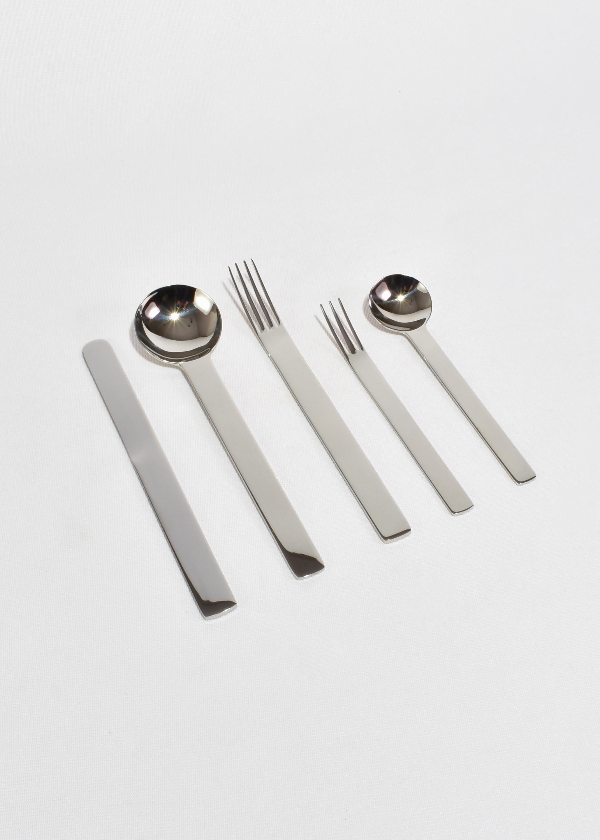 5-teiliges Besteckset 'TI-1' des japanischen Designers Takenobu Igarashi, ca. 1990. Die Serie besteht aus leichtem 18/10-Edelstahl in glänzender Ausführung und wird in 40 bis 50 Arbeitsgängen von Hand und mit Maschinen gefertigt. Jedes Stück ist mit