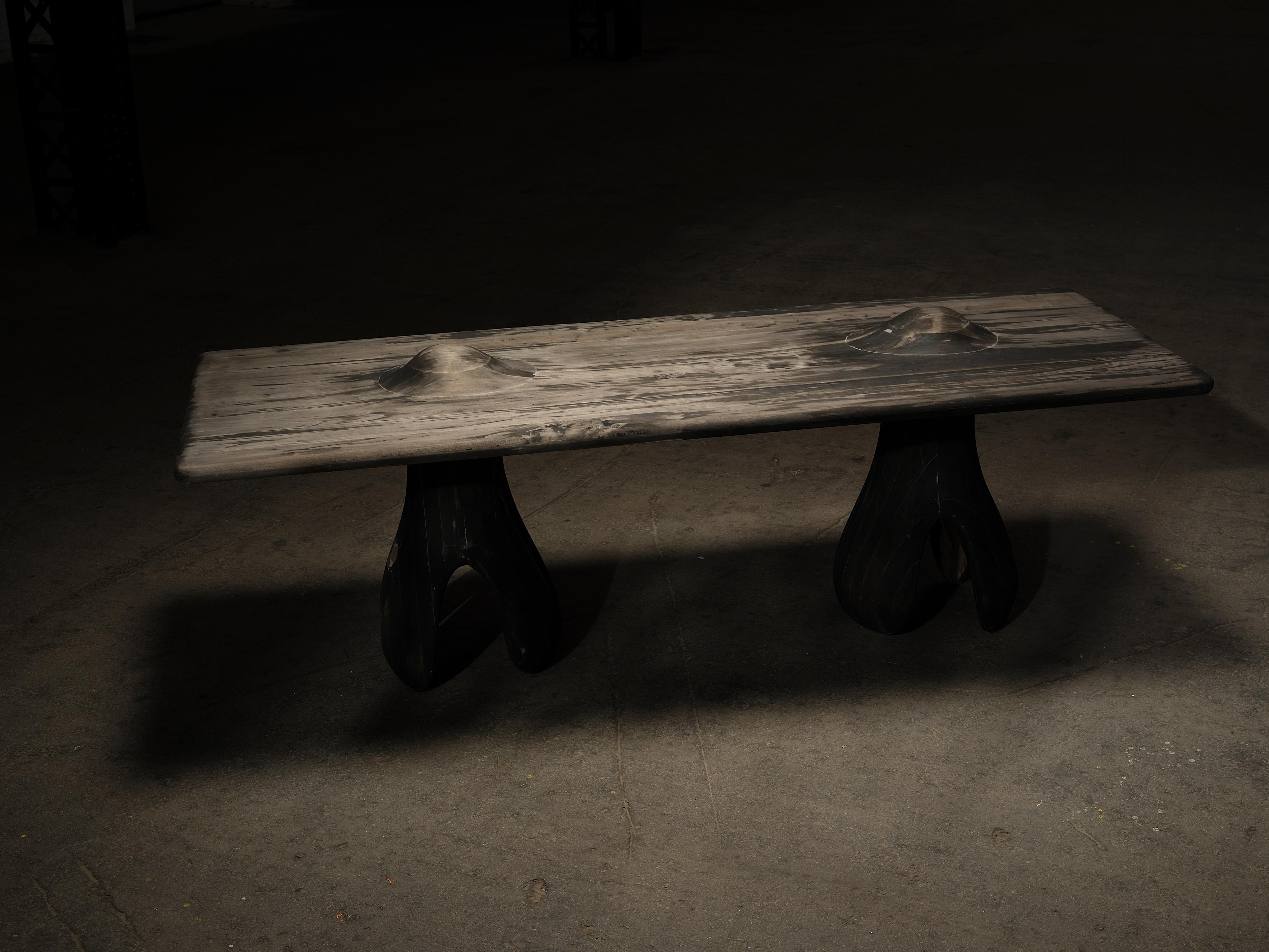 TI01 Table de salle à manger Kobaïen Sumi Ink par Togigi
Dimensions : D 100 x L 260 x H 78 cm
MATERIAL : Bois et encre Kobaïen Sumi. 

Disponible en finition zinc pulvérisé, noyer et hêtre. La personnalisation est possible. Veuillez nous
