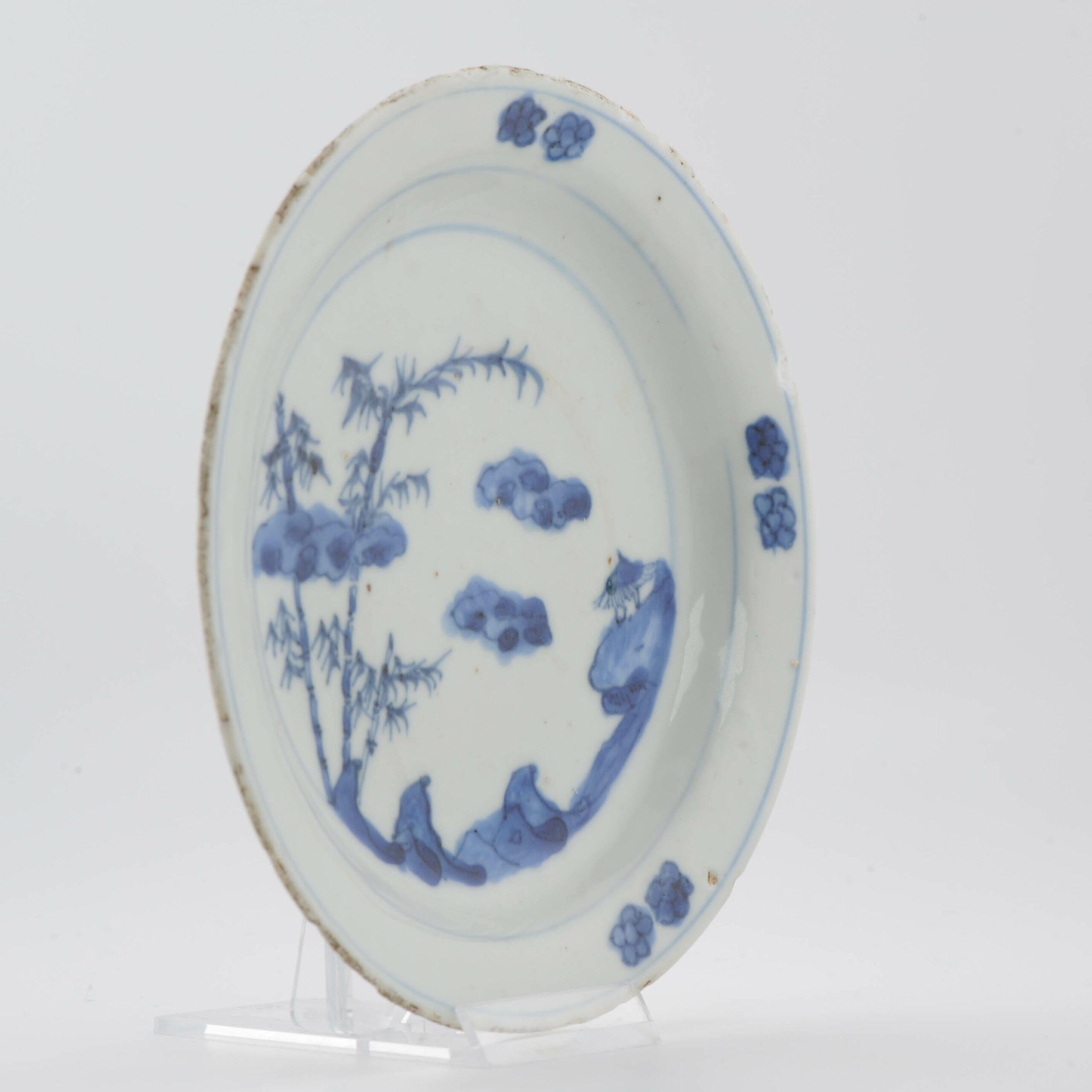 Compartimos contigo este hermoso plato Kaiseki con un paisaje montañoso literati de estilo yuan que incluye bambú y nubes y una cabaña en un saliente. Muy bien pintado.

Este tipo de vajilla forma parte de la familia kosometsuke, porcelana fabricada