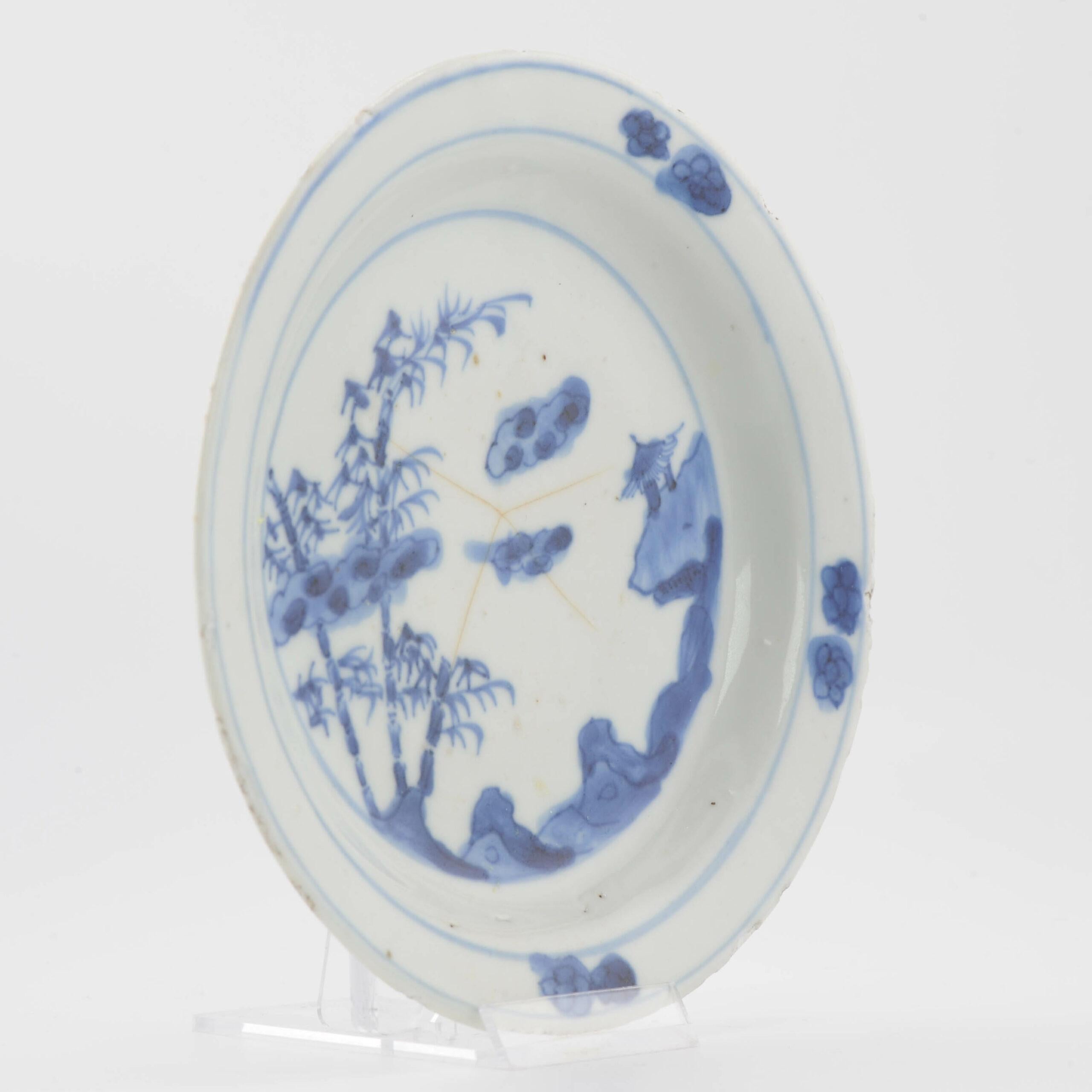 Compartimos contigo este hermoso plato Kaiseki con un paisaje montañoso literati de estilo yuan que incluye bambú y nubes y una cabaña en un saliente. Muy bien pintado.

Este tipo de vajilla forma parte de la familia kosometsuke, porcelana fabricada