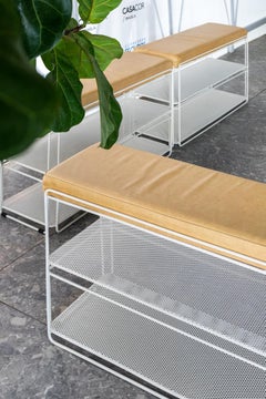 Tião, Panca per scarpe minimalista con contenitore, Brasile contemporaneo, di Danilo Vale