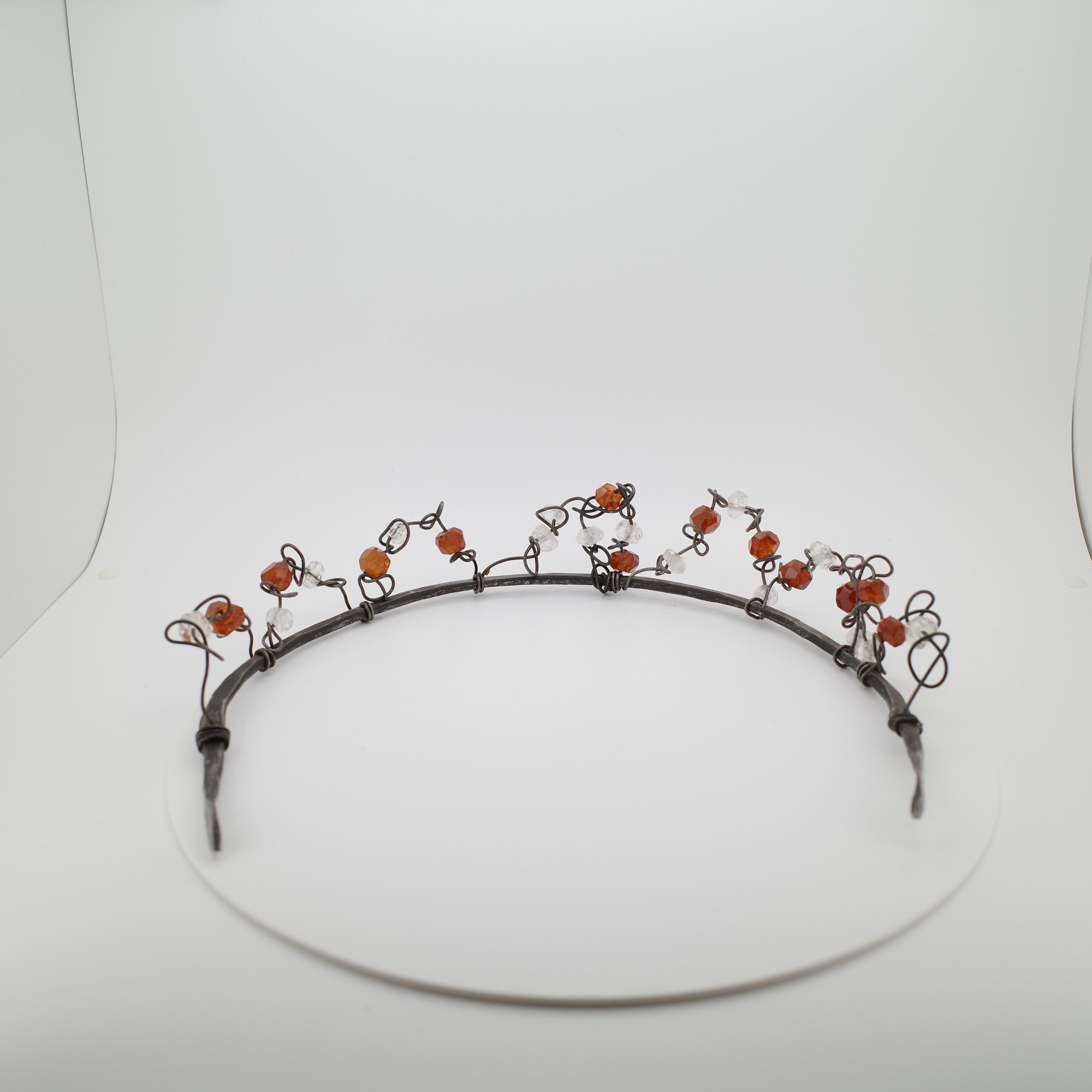 Tiara fatta a mano in acciaio e granato di assonite, cristalli di quarzo naturale, USA in vendita 1
