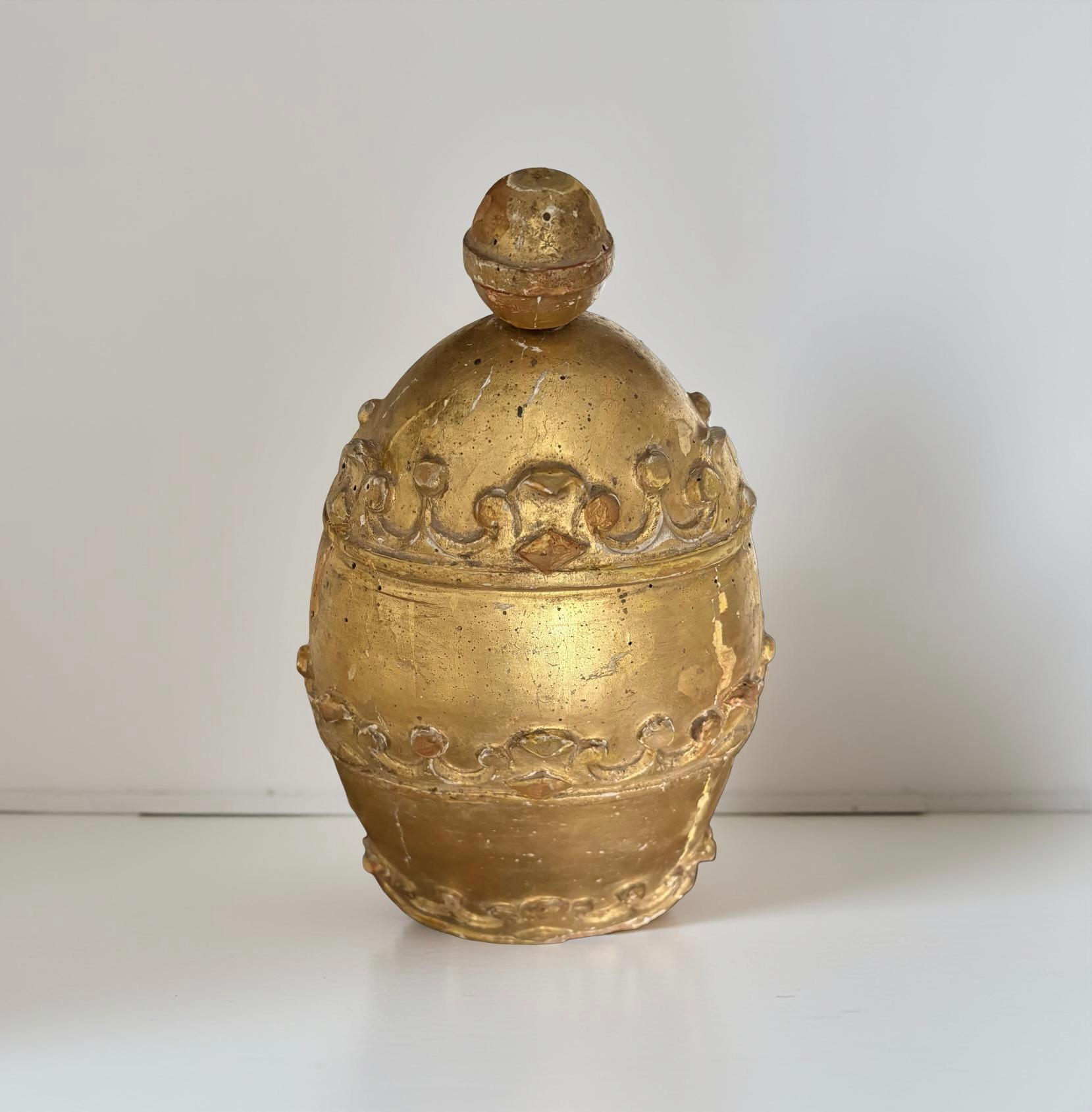 Italian Tiara Papale in Legno Scolpito e Dorato Italia XVIII secolo in vendita