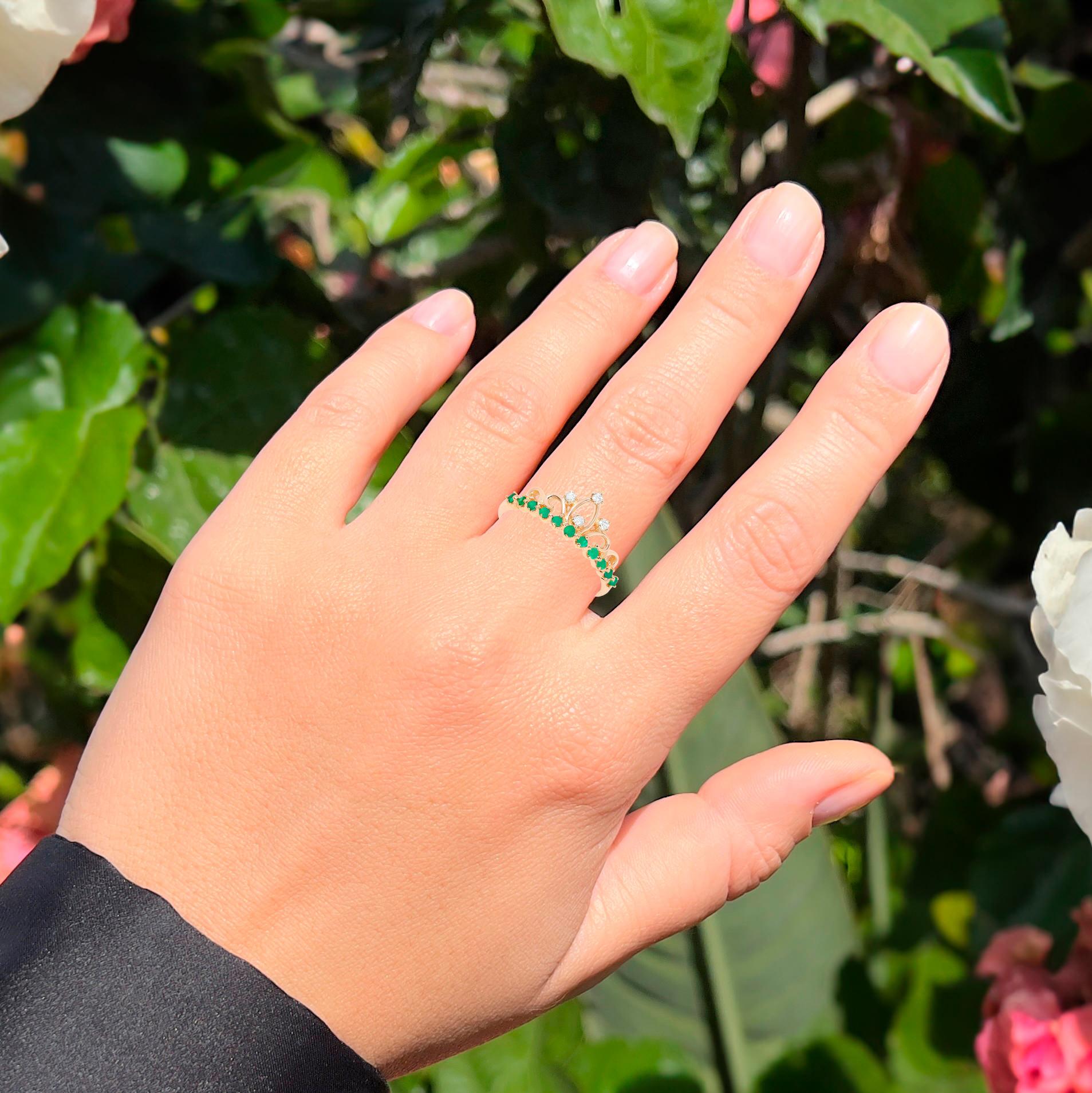 Tiara Ring Zambianische Smaragde und Diamanten 0,29 Karat 14K Gelbgold (Rundschliff) im Angebot